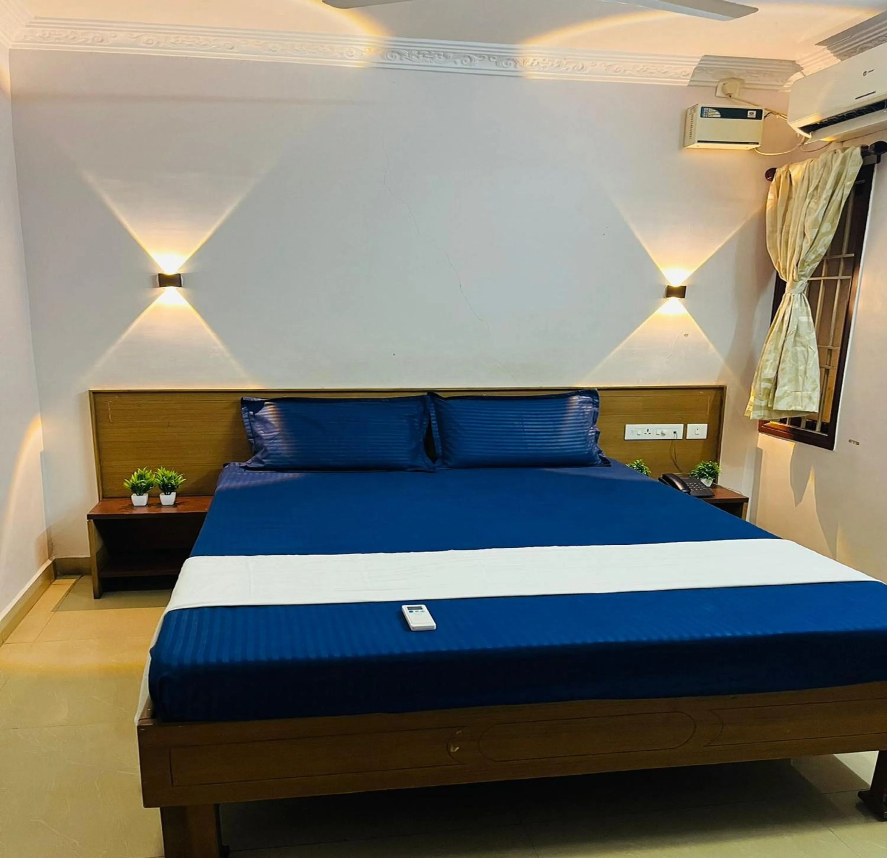 Photo of the whole room, Bed in Nest Budget Inn