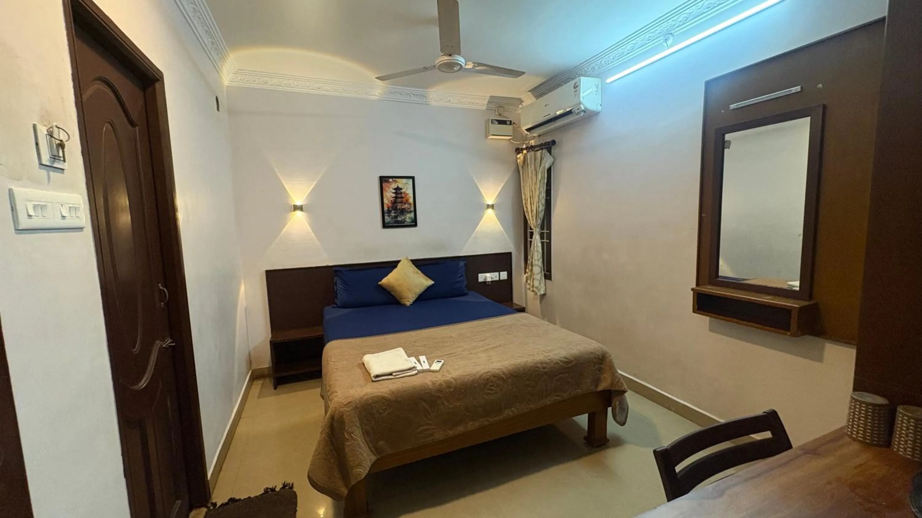 Bedroom, Bed in Nest Budget Inn
