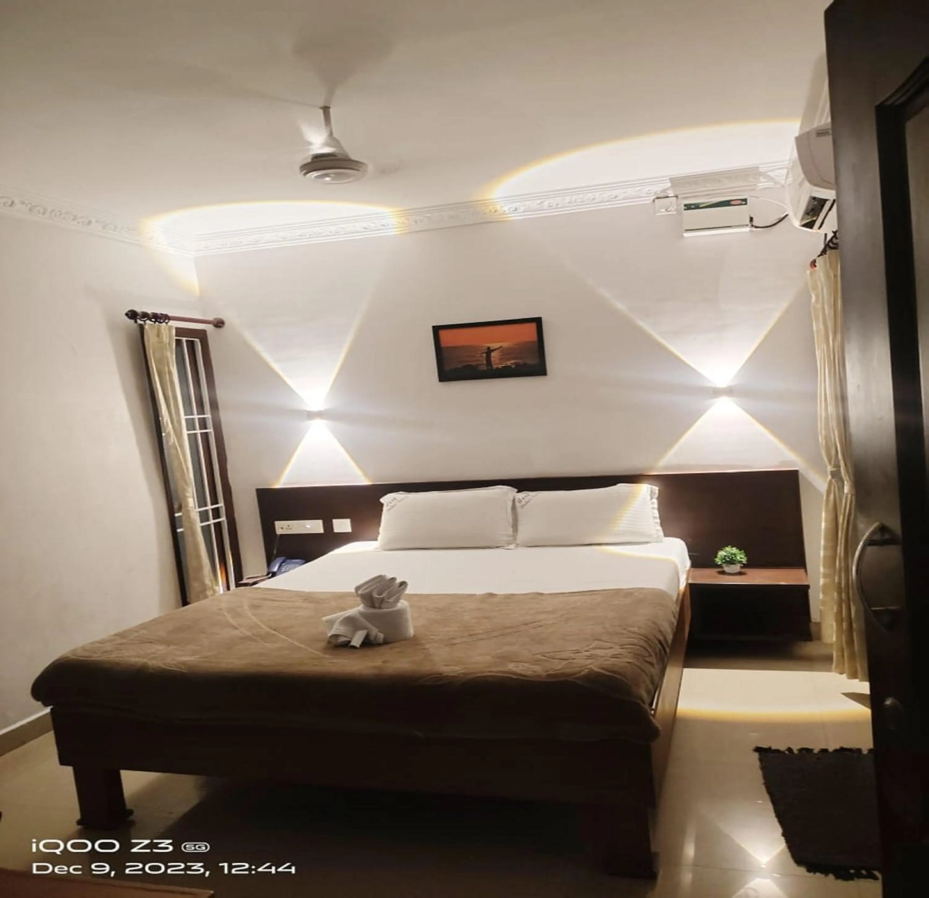 Photo of the whole room, Bed in Nest Budget Inn