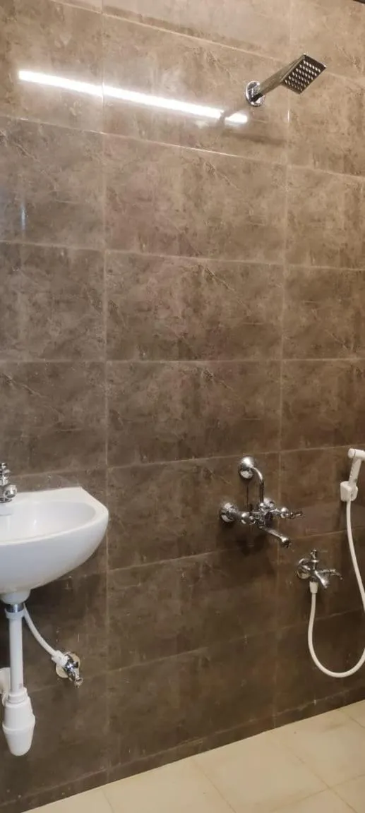 Shower in Nest Budget Inn
