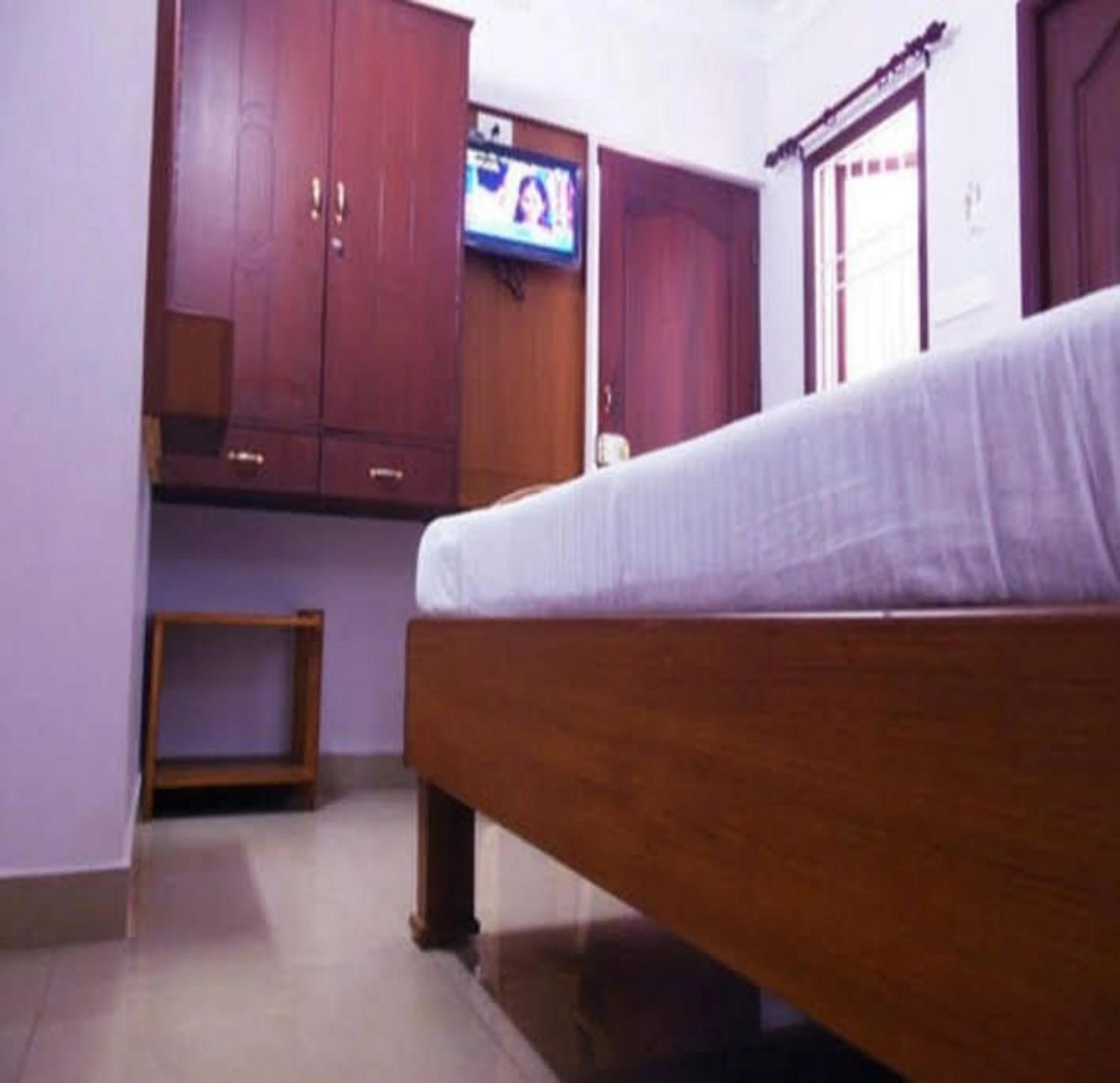 Bed in Nest Budget Inn