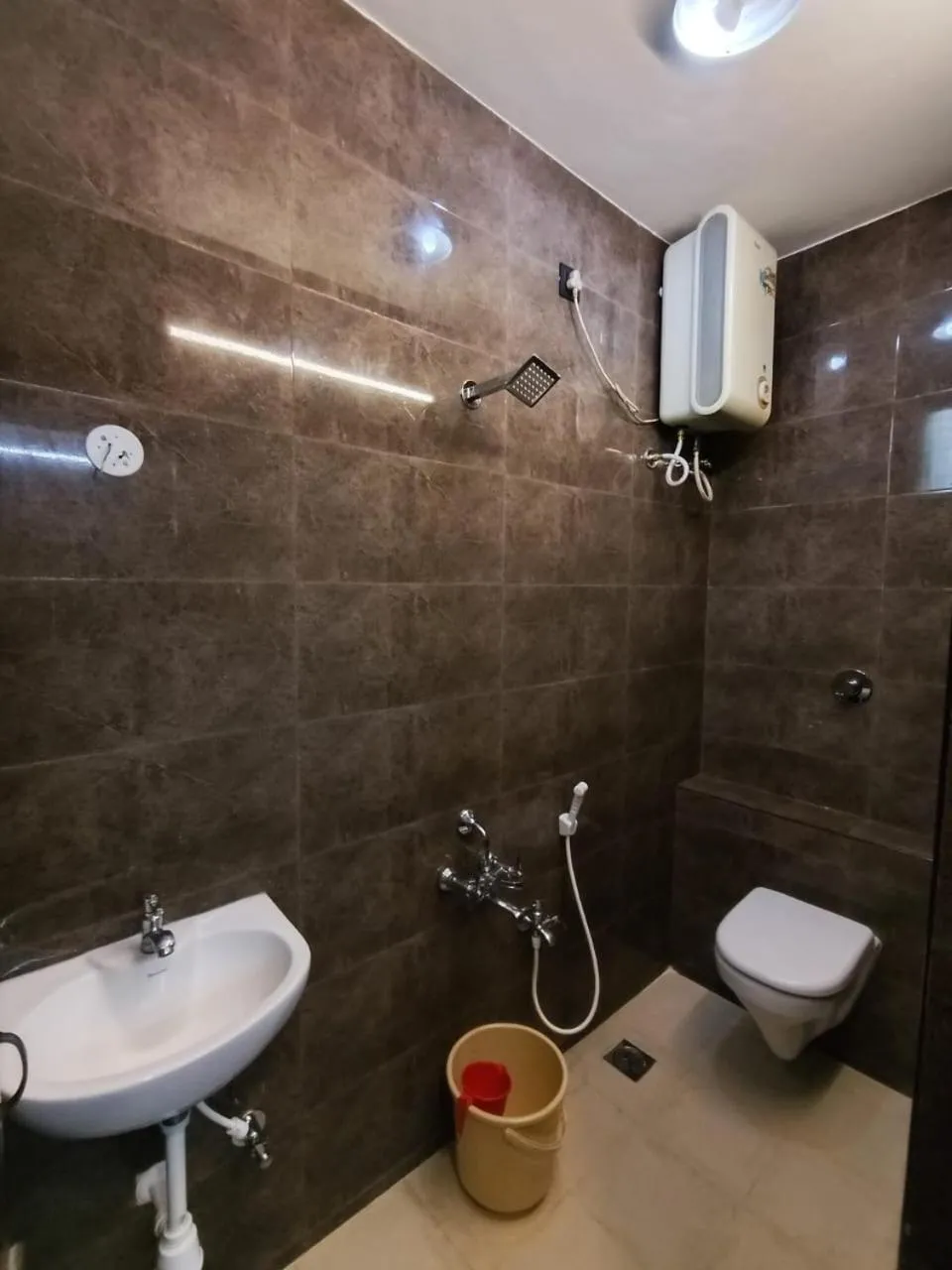 Shower in Nest Budget Inn