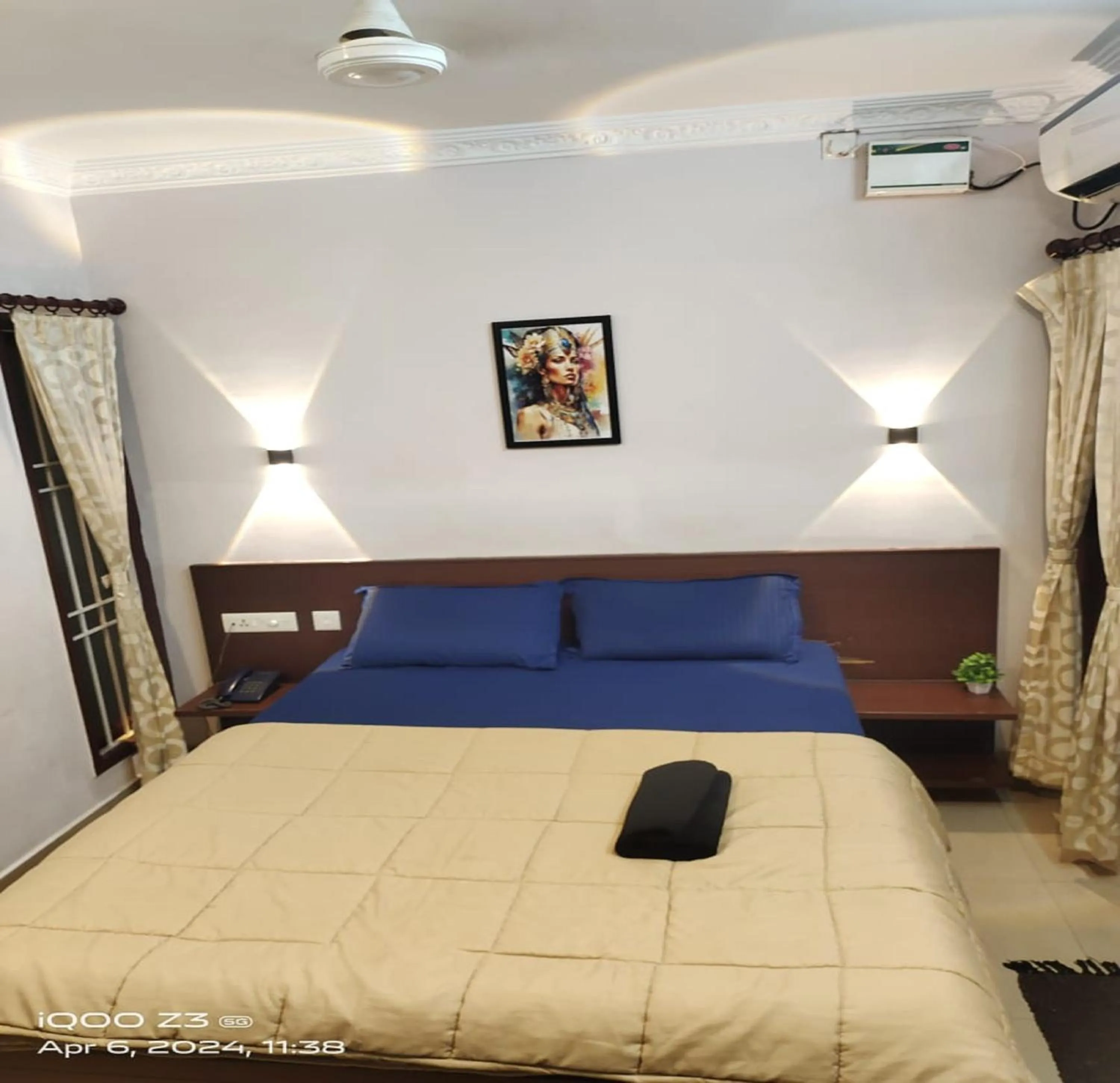 Bedroom, Bed in Nest Budget Inn