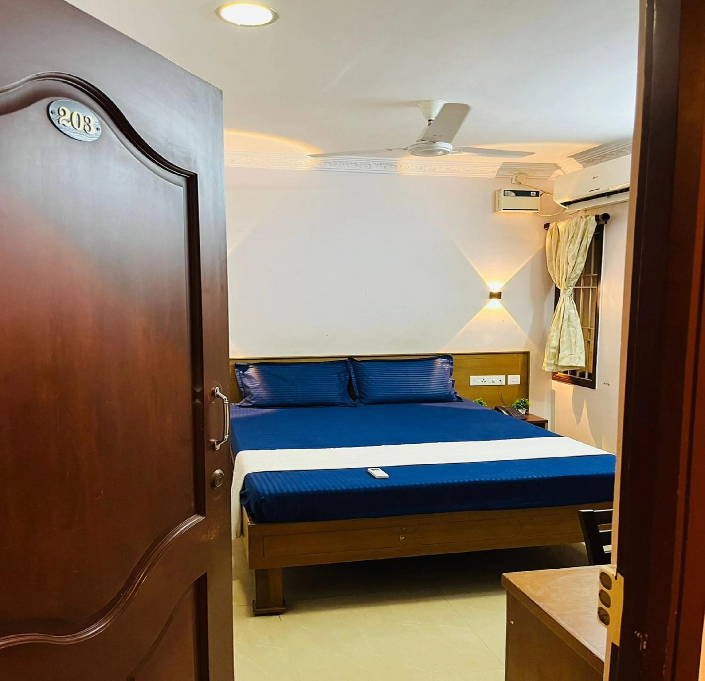 Bedroom, Bed in Nest Budget Inn