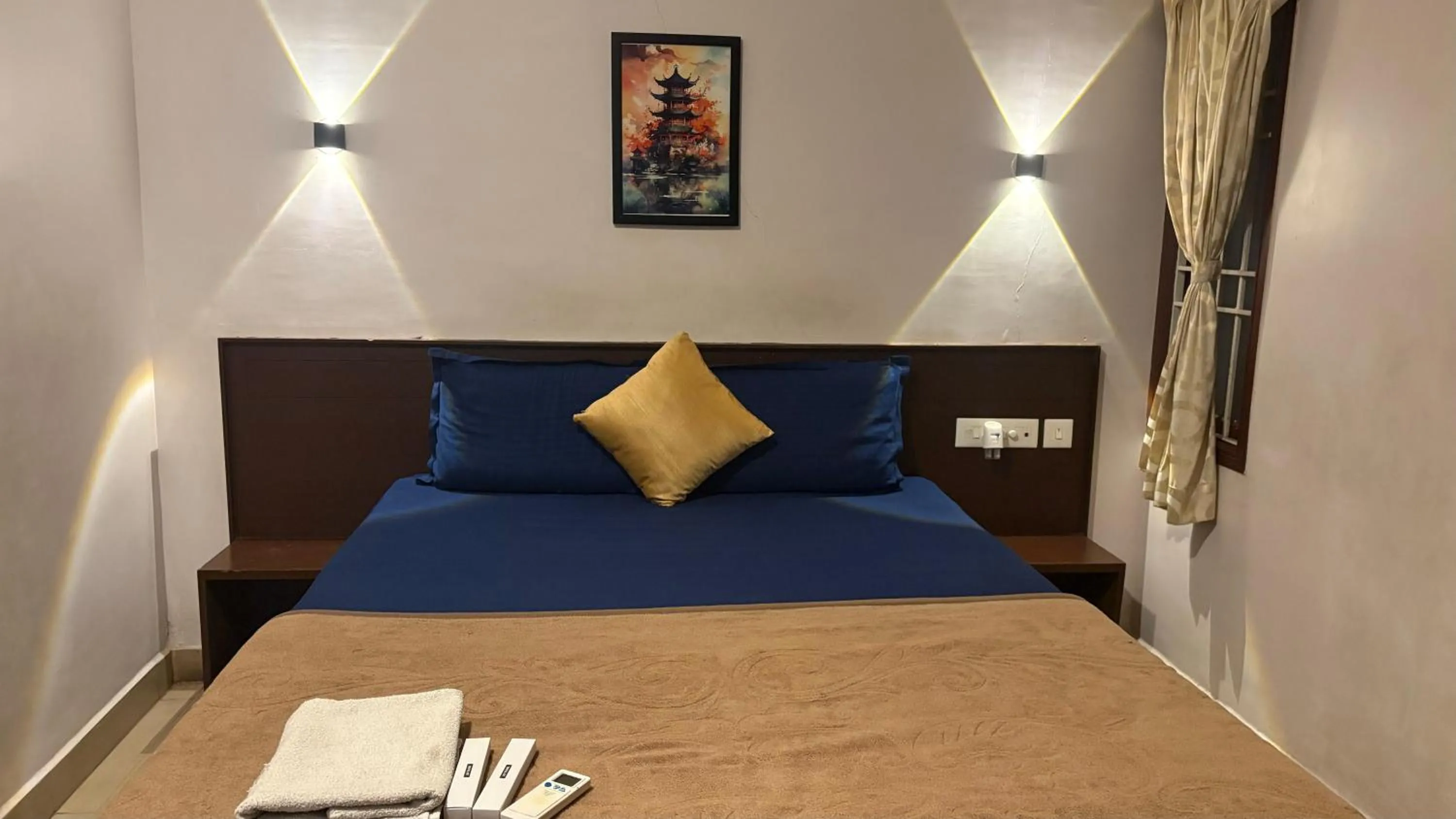 Photo of the whole room, Bed in Nest Budget Inn