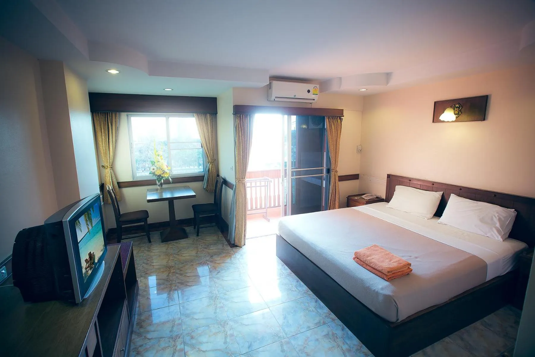 Bed in Navin Mansion 3 Pattaya