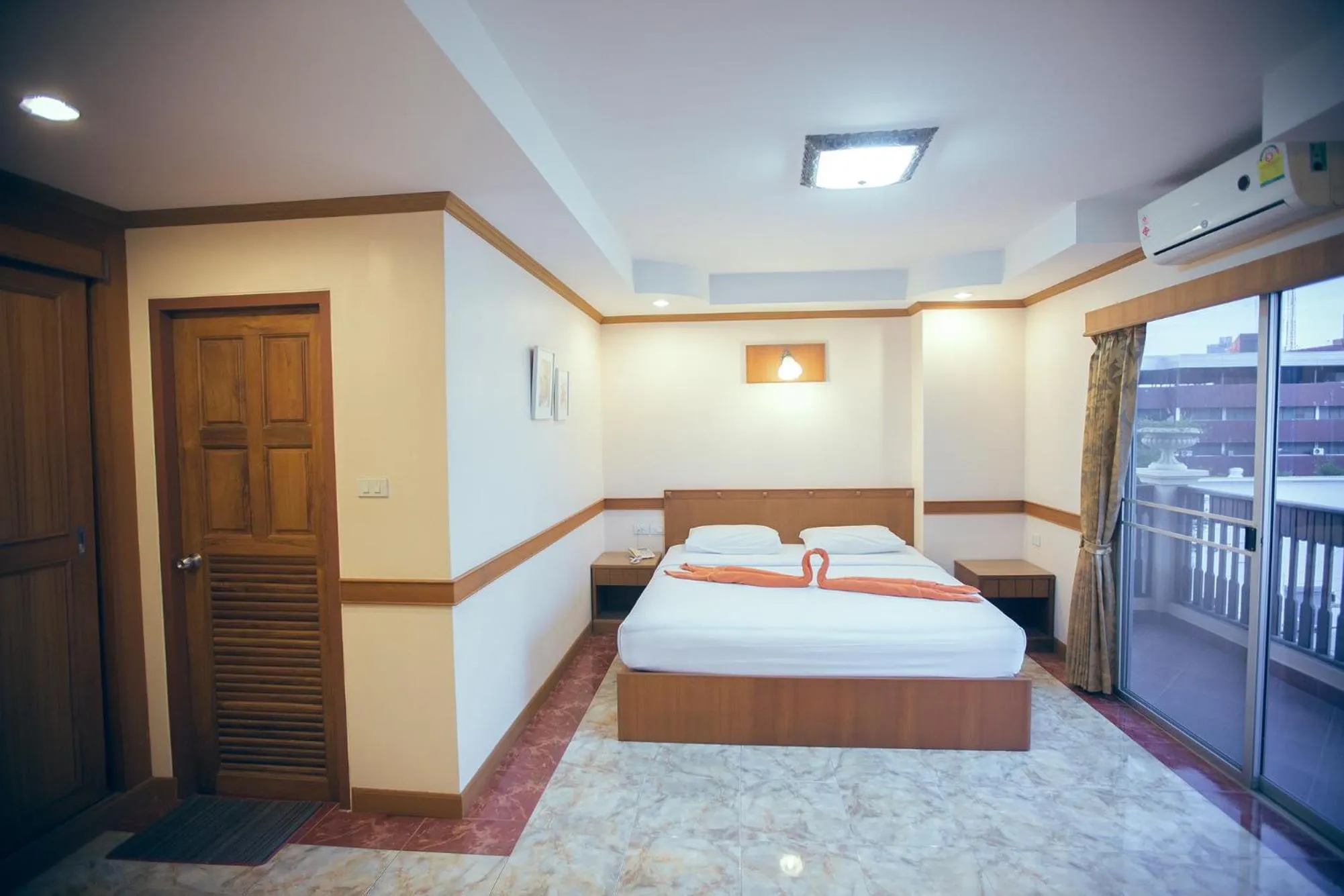 Bed in Navin Mansion 3 Pattaya