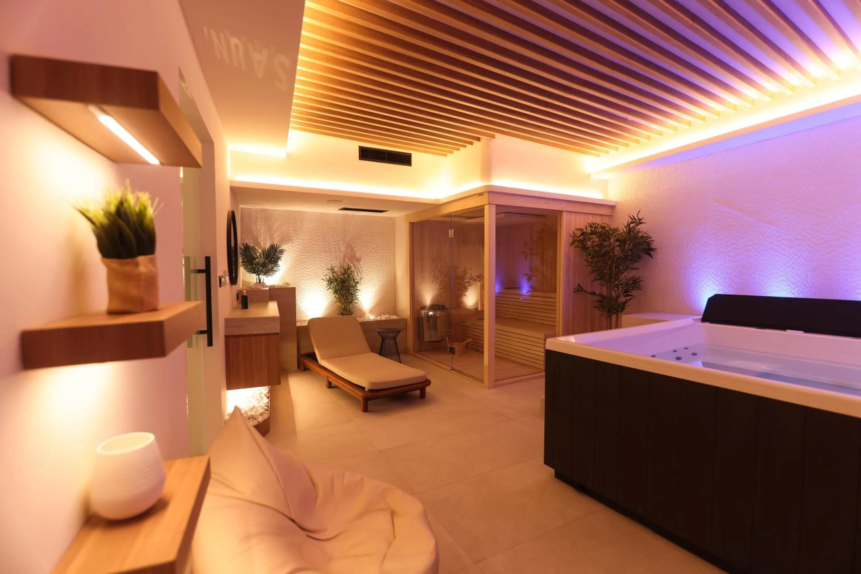 Spa and wellness centre/facilities, Bed in Garni Hotel Galeria