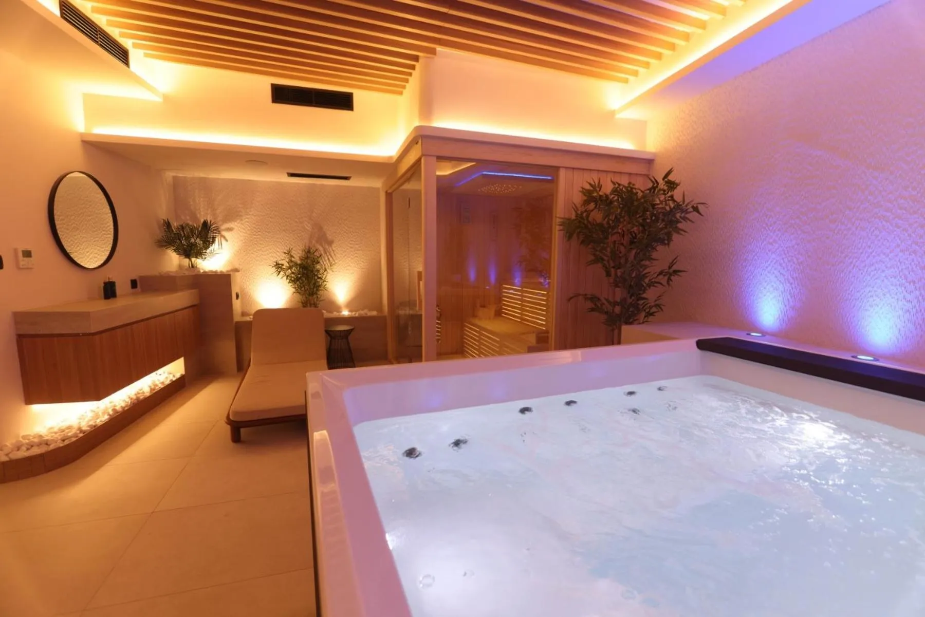 Hot Tub in Garni Hotel Galeria