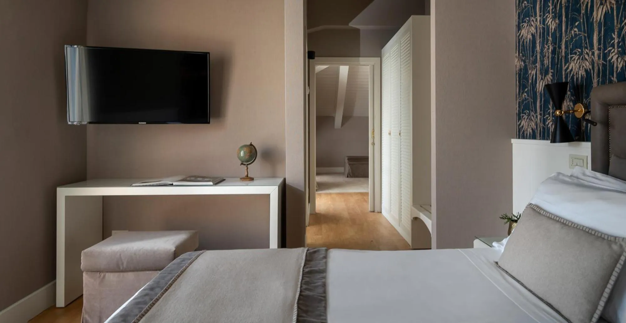 View (from property/room), Bed in Hotel Maestrale