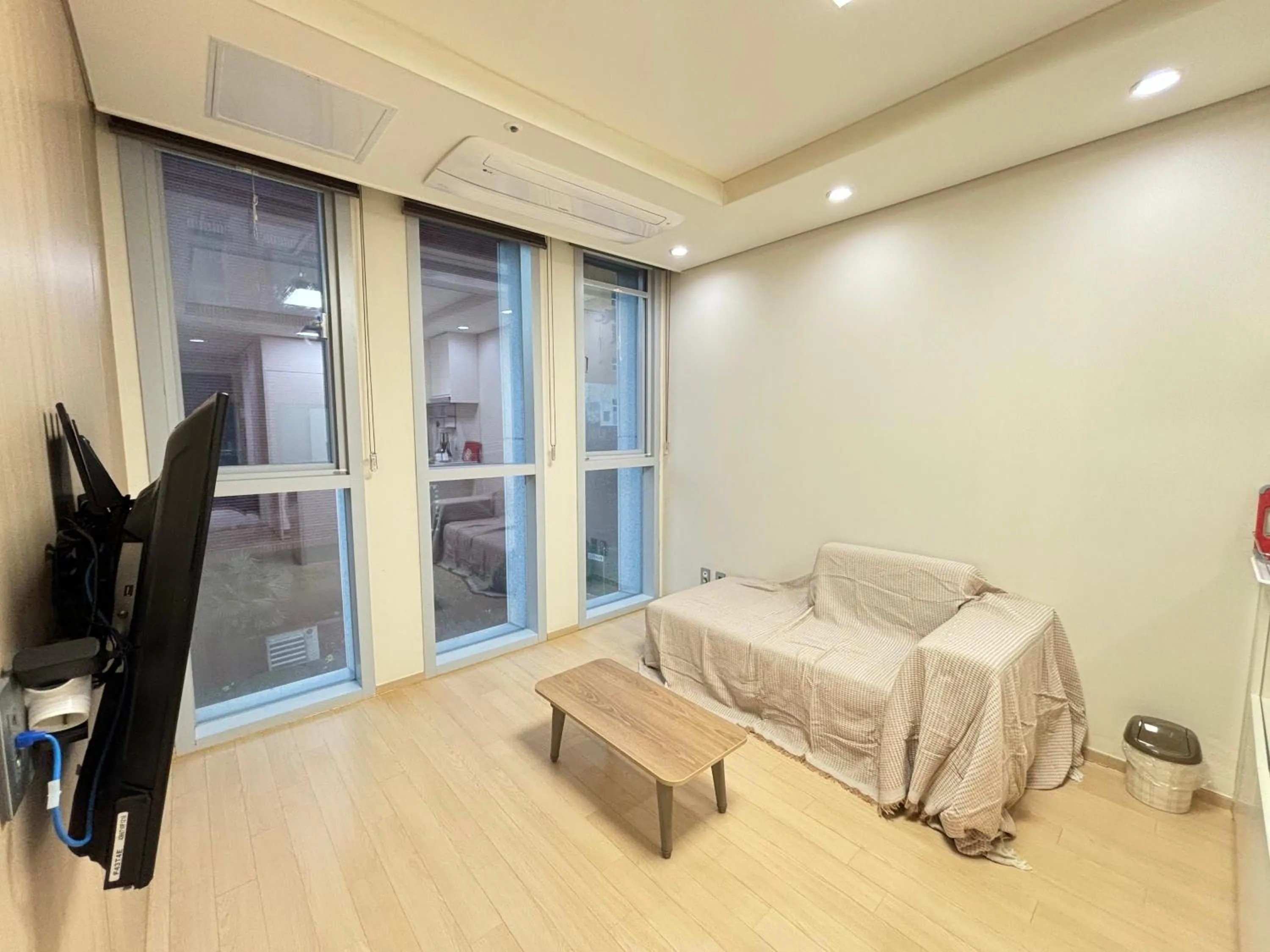 TV and multimedia, Bed in The Hide City