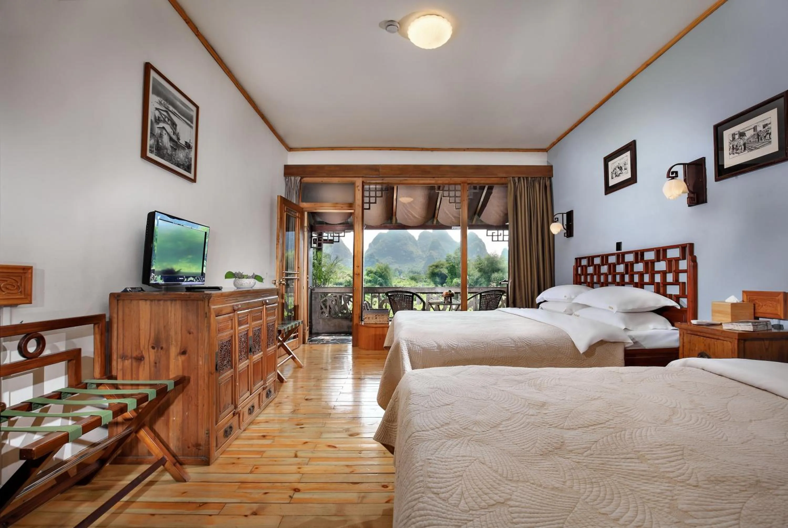Photo of the whole room, Bed in Yangshuo Mountain Retreat