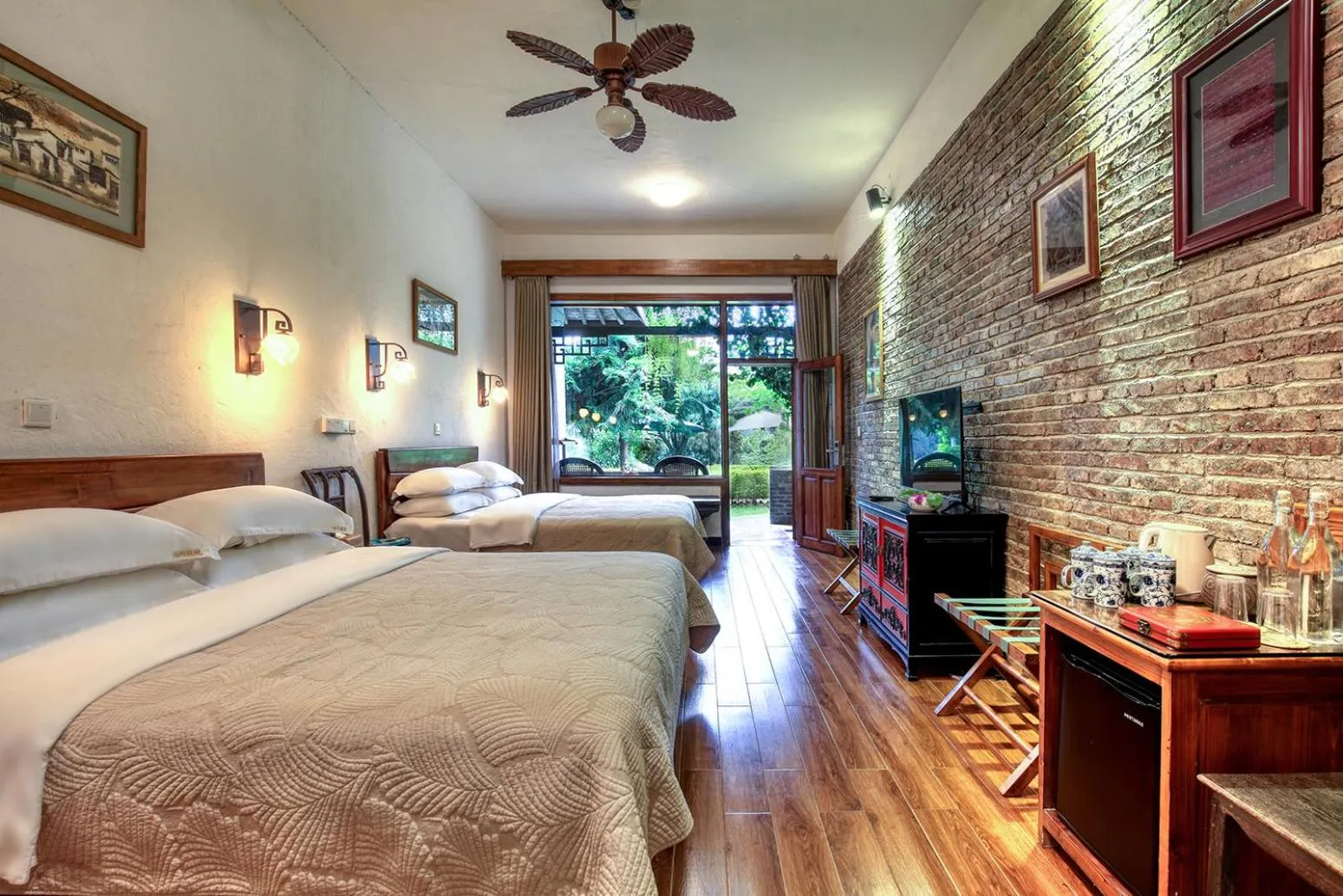 Photo of the whole room, Bed in Yangshuo Mountain Retreat