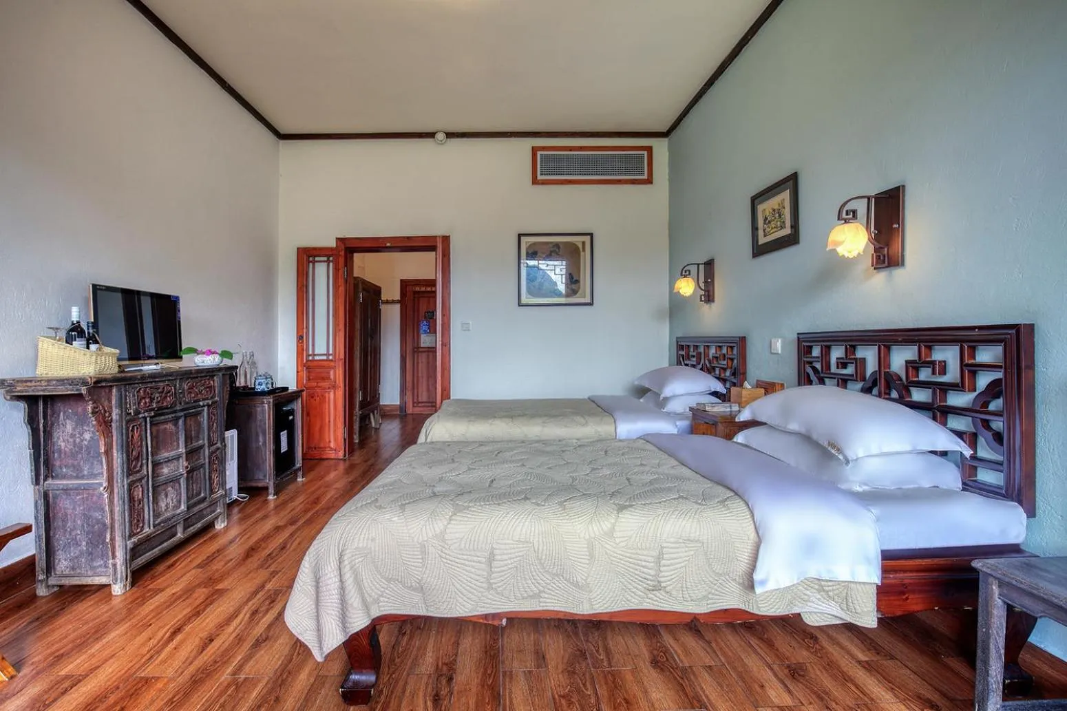 Photo of the whole room, Bed in Yangshuo Mountain Retreat