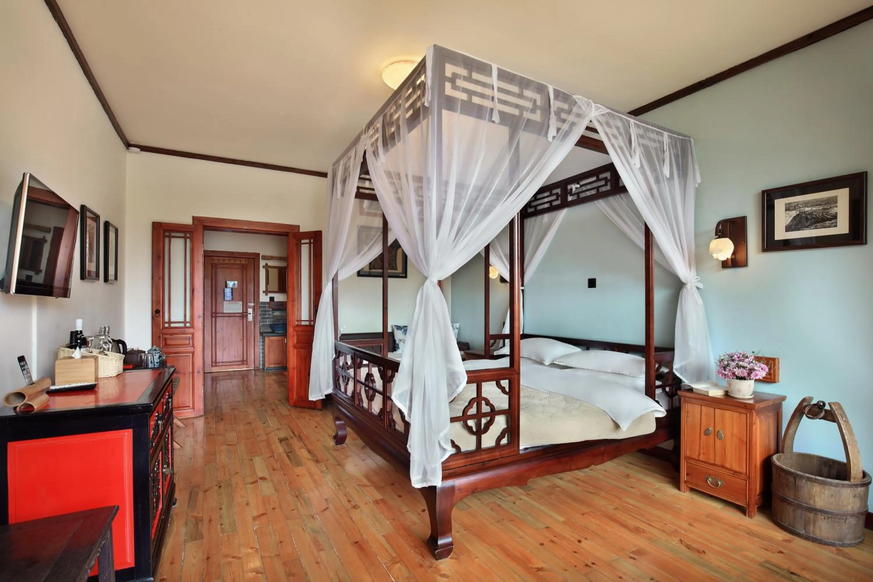 Photo of the whole room, Bed in Yangshuo Mountain Retreat