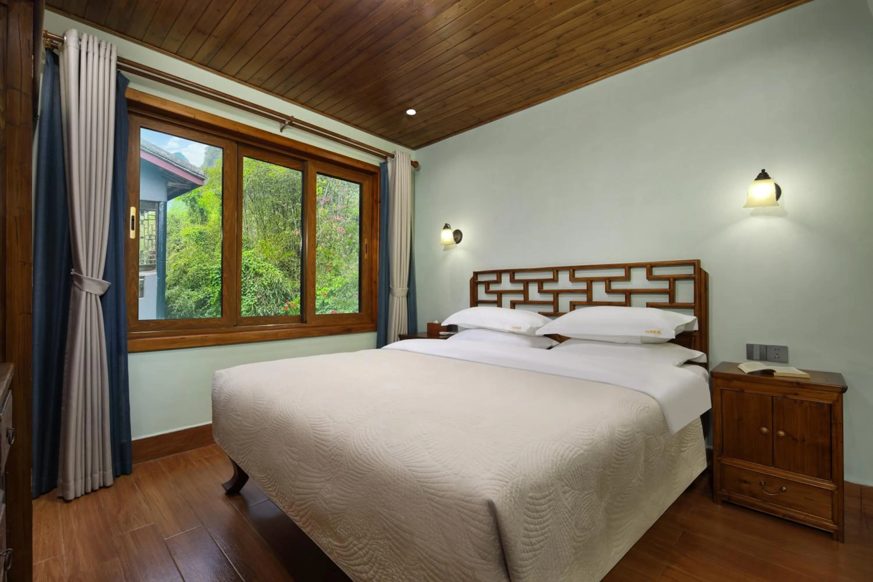 Bed in Yangshuo Mountain Retreat