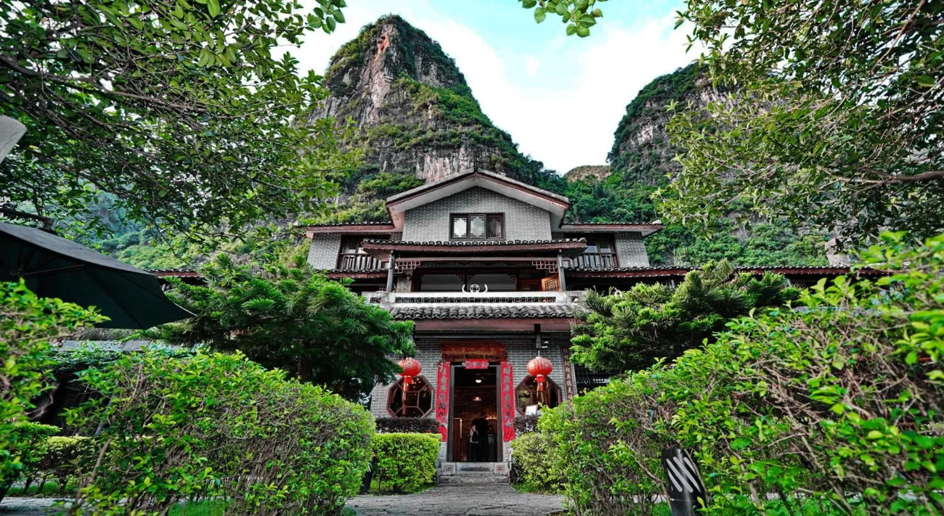 Facade/entrance in Yangshuo Mountain Retreat