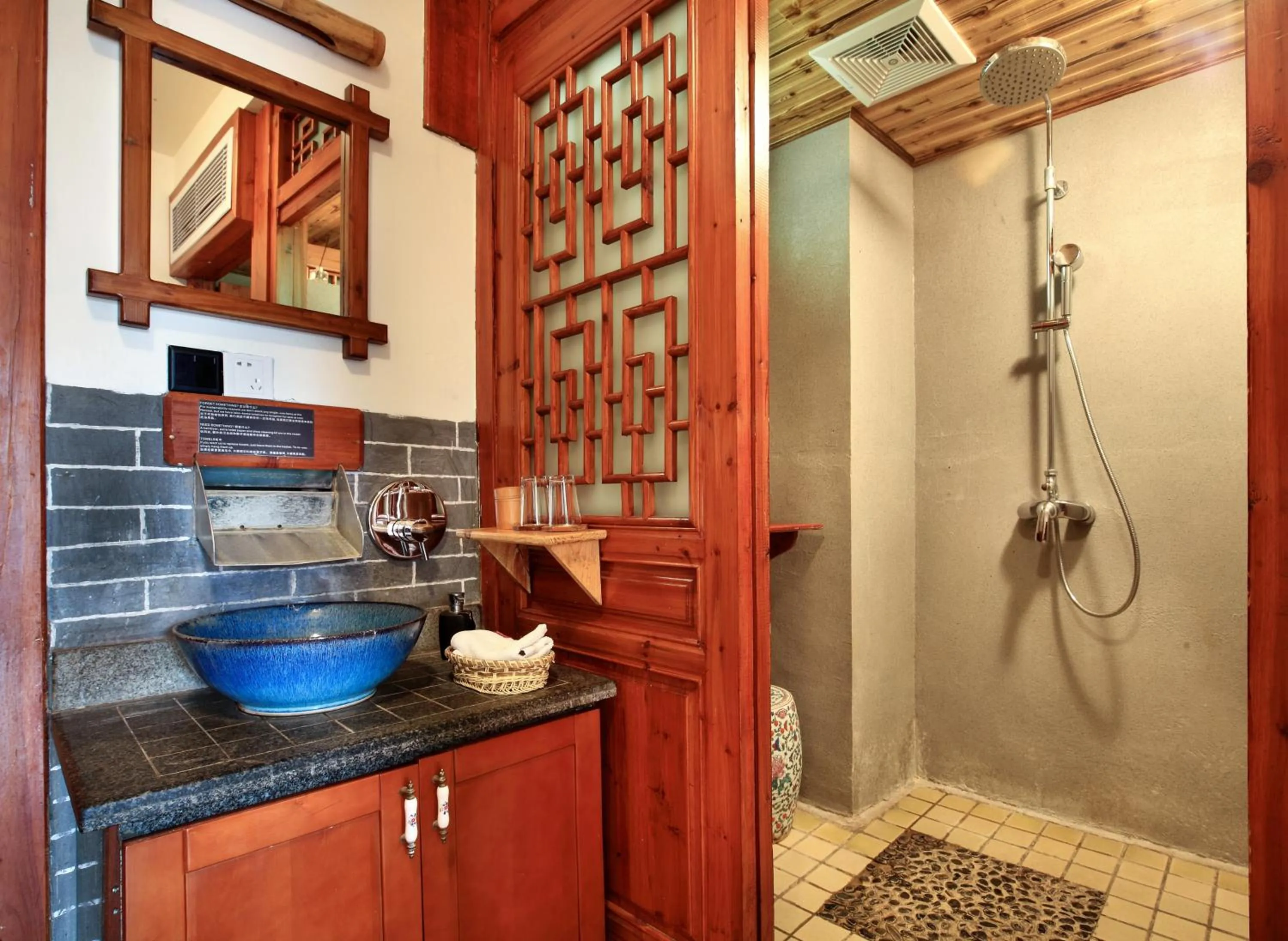 Shower in Yangshuo Mountain Retreat