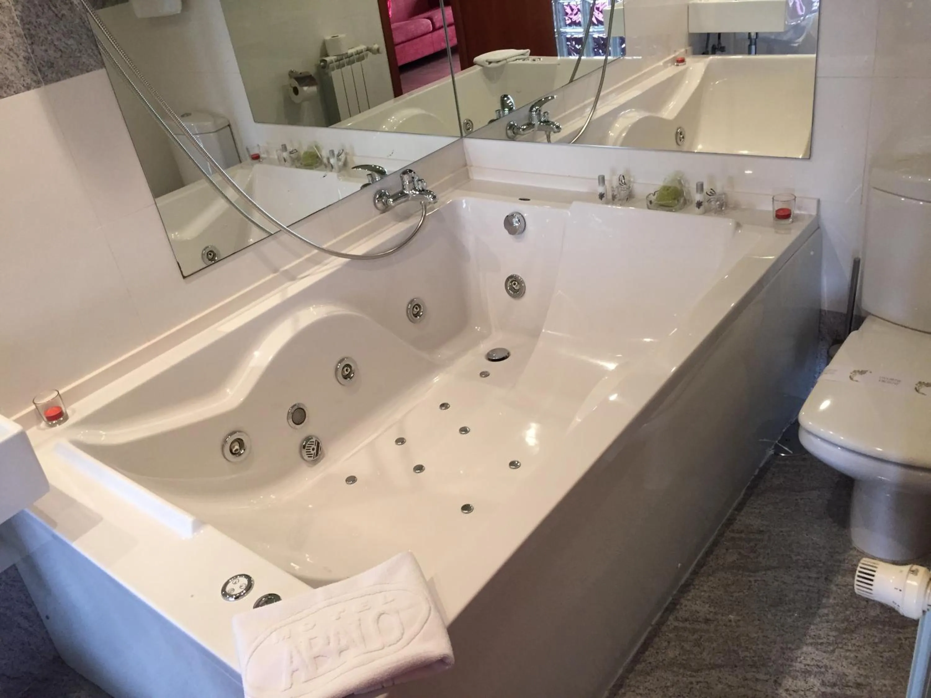 Hot Tub in Motel Abalo