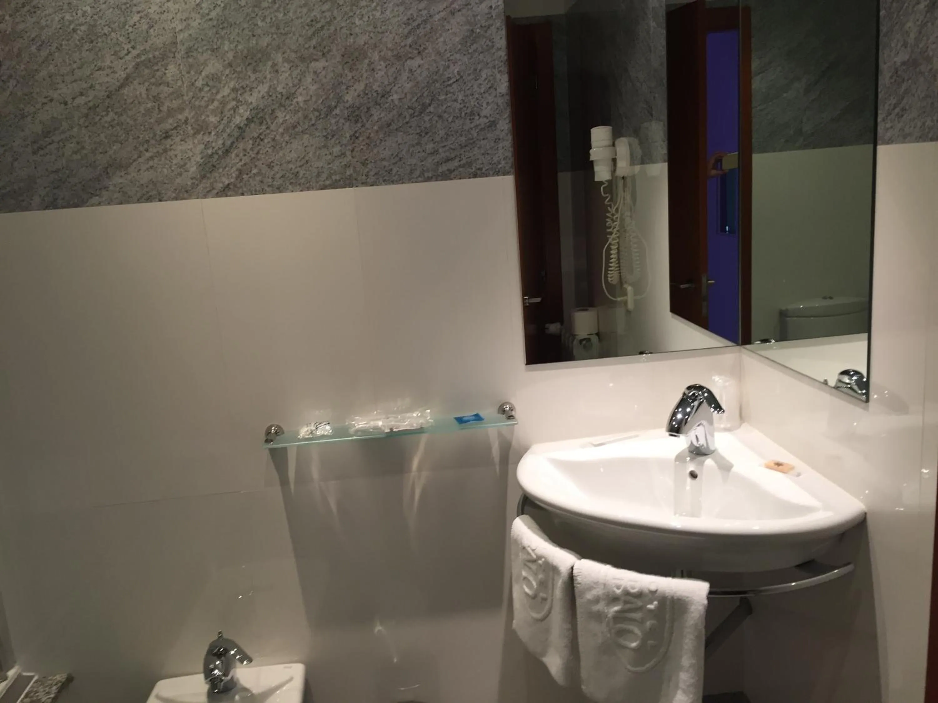 Bathroom in Motel Abalo