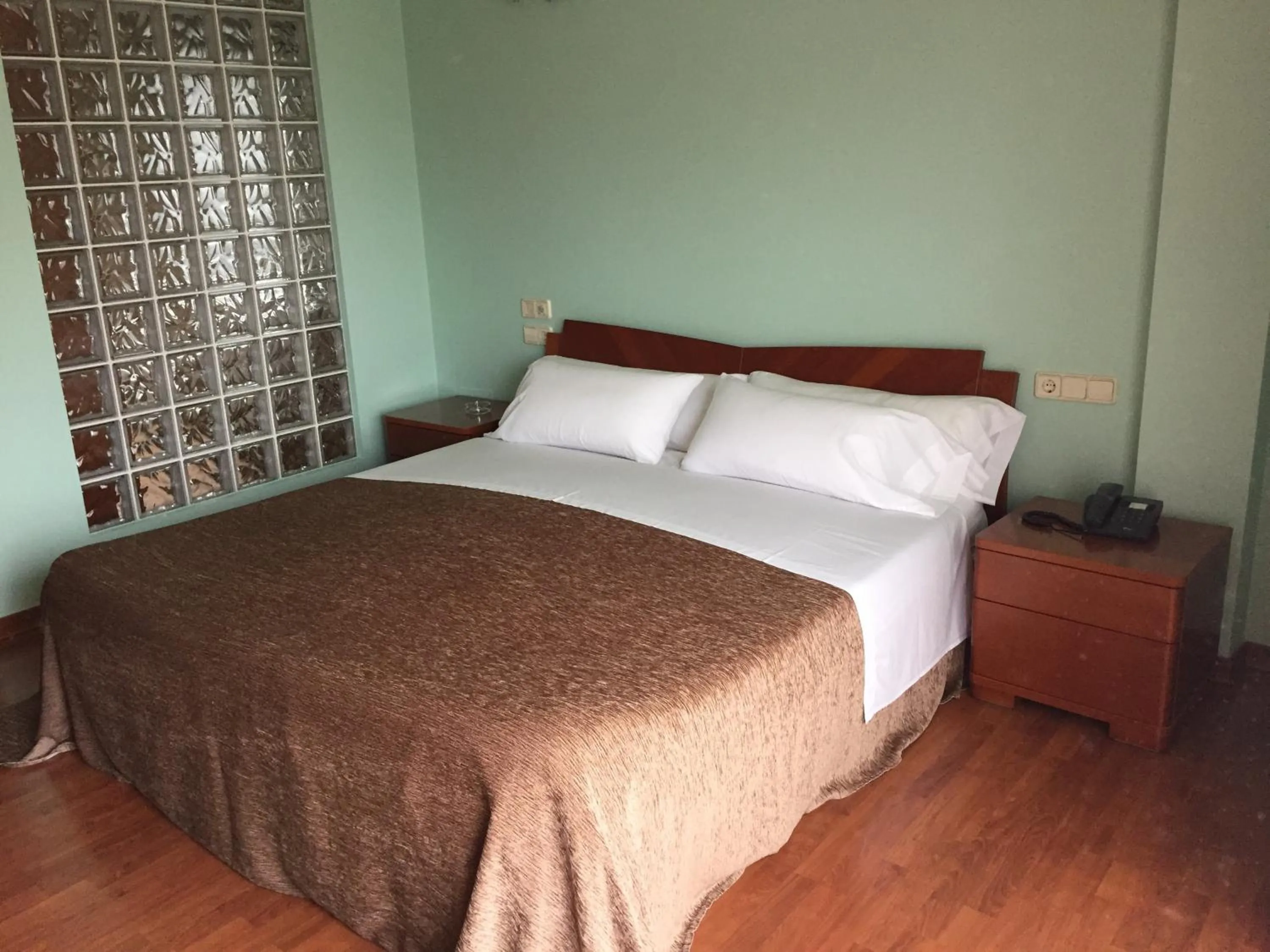 Photo of the whole room, Bed in Motel Abalo