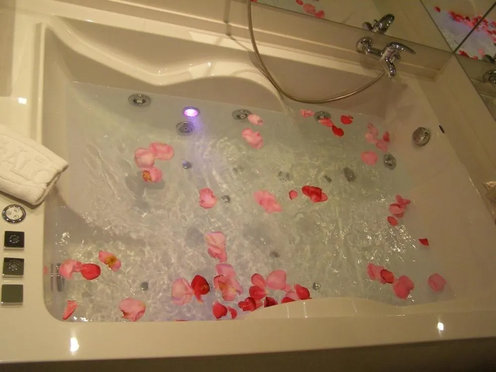 Hot Tub in Motel Abalo