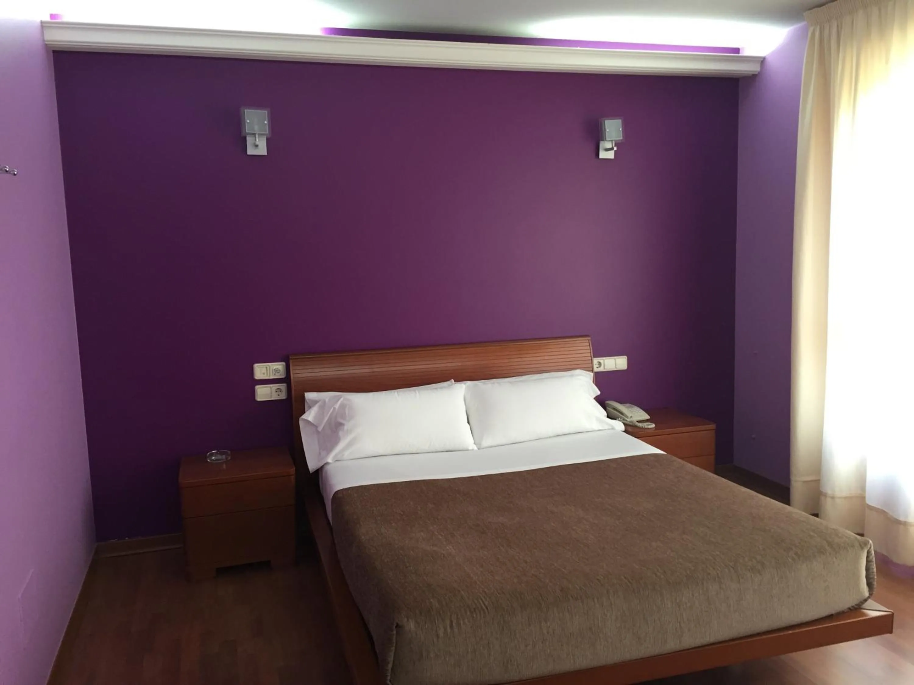 Day, Bed in Motel Abalo