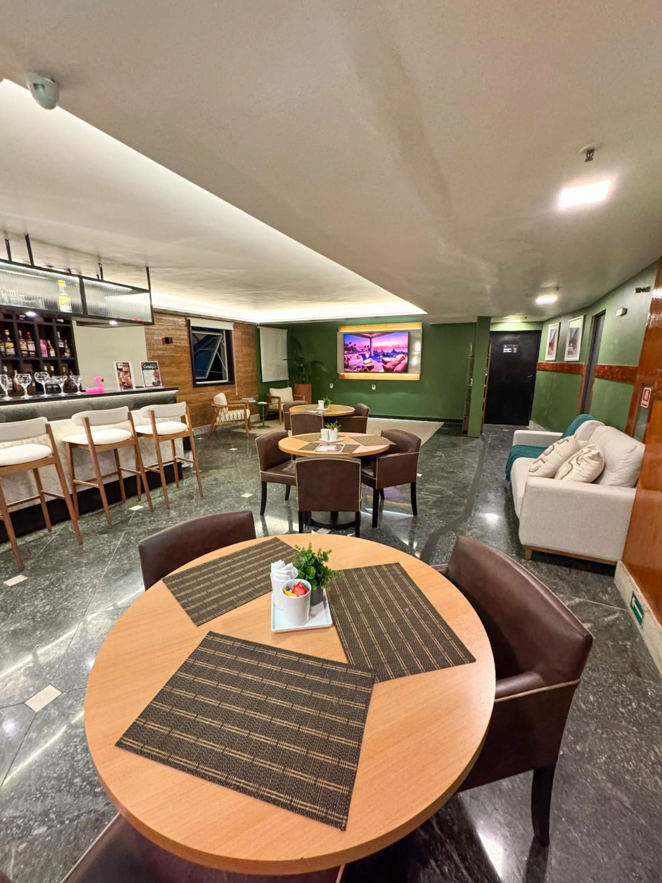 Lounge or bar in Royal Urban Macaé Hotel