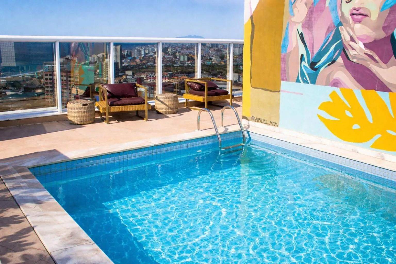 Pool view in Royal Urban Macaé Hotel
