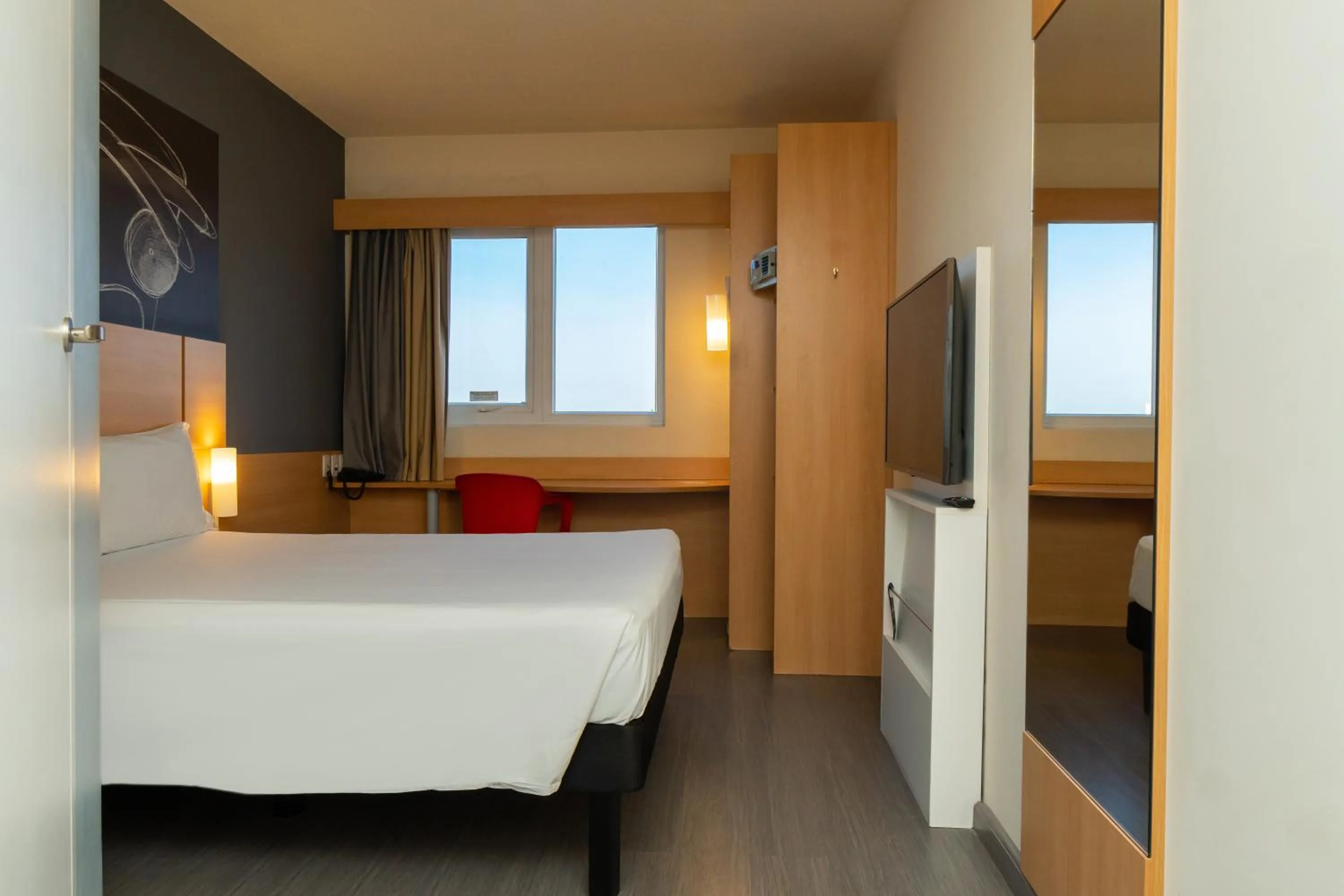 Bedroom, Bed in Ibis Porto Alegre Assis Brasil