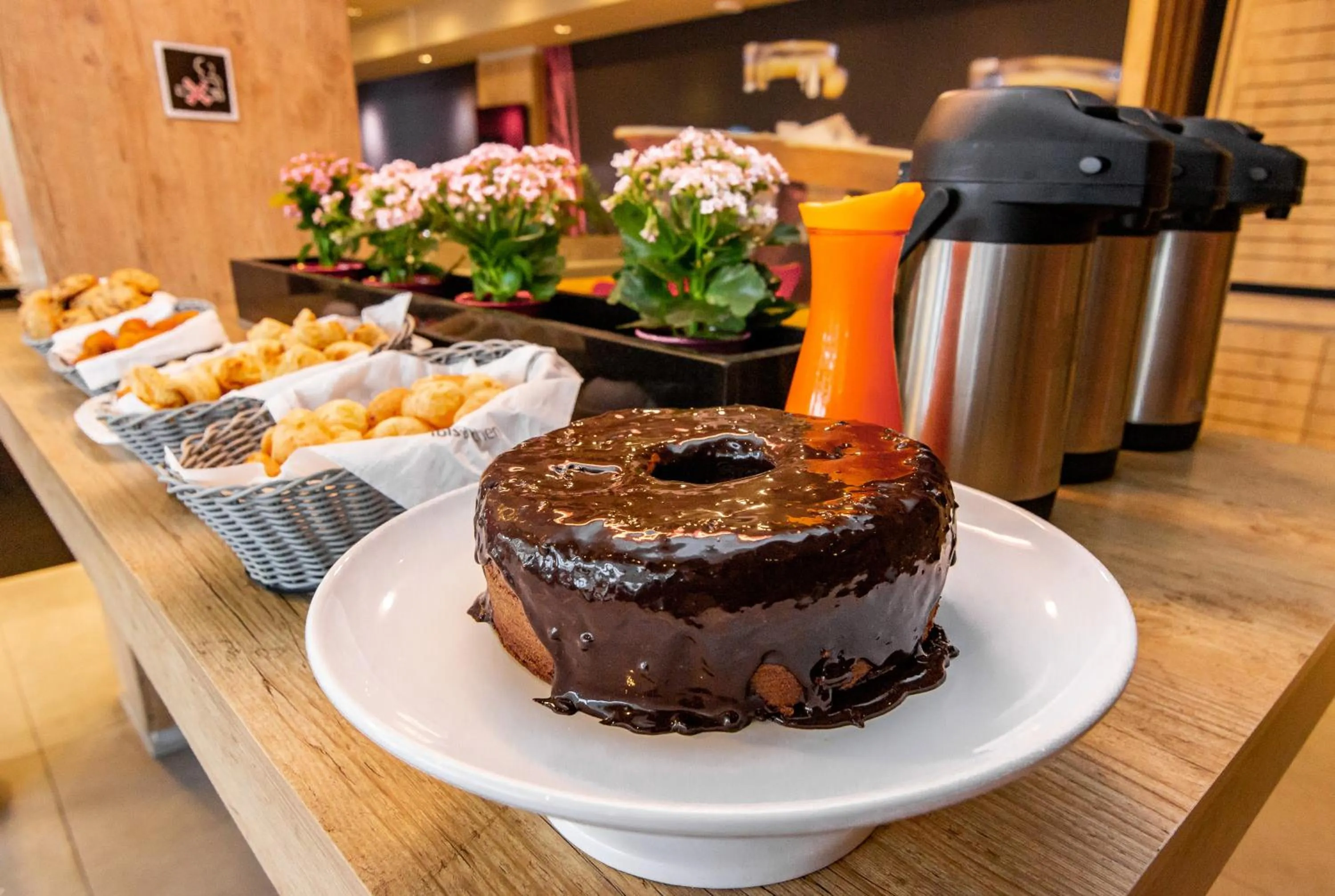 Food and drinks in Ibis Porto Alegre Assis Brasil