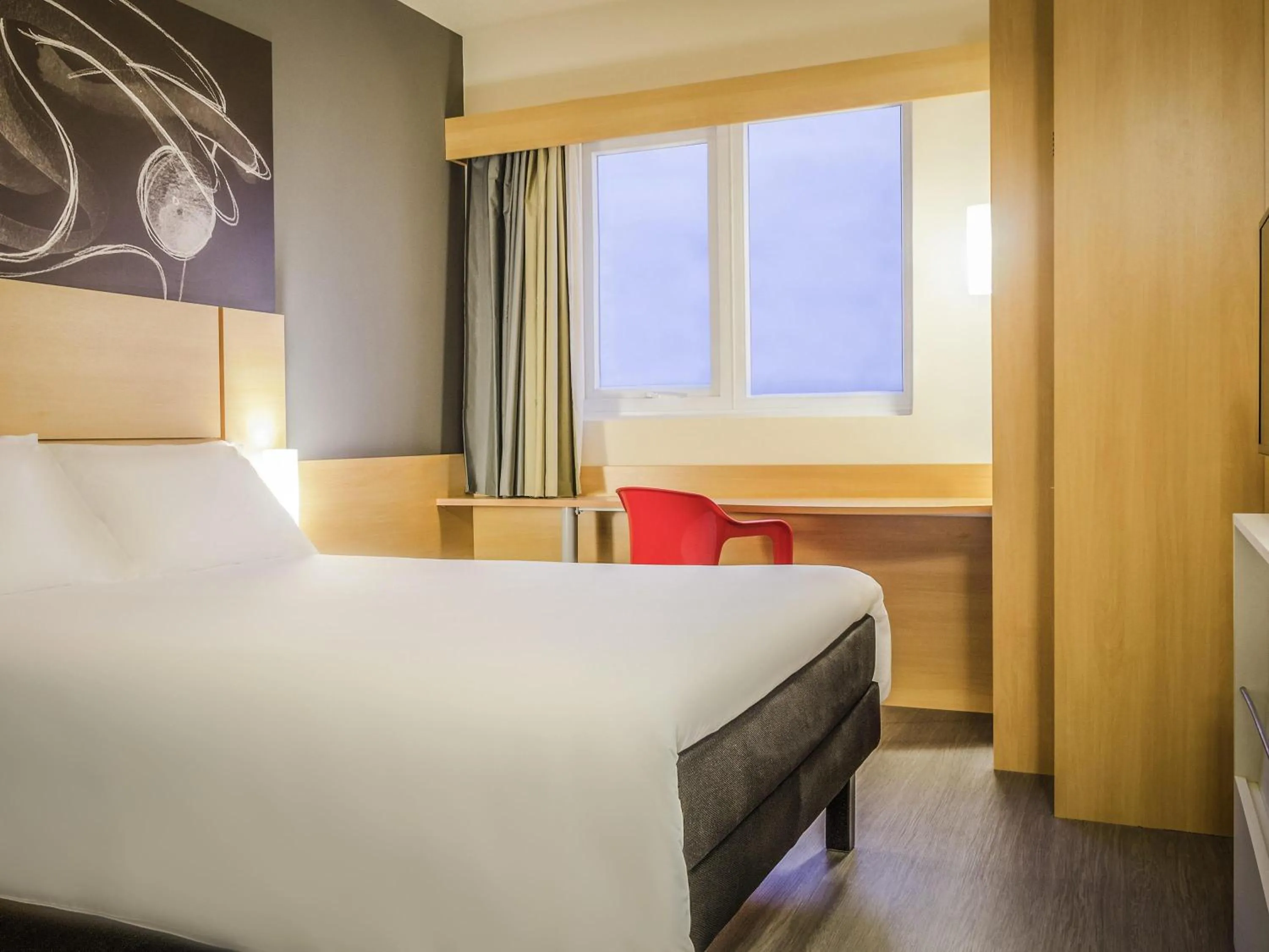 Bedroom, Bed in Ibis Porto Alegre Assis Brasil