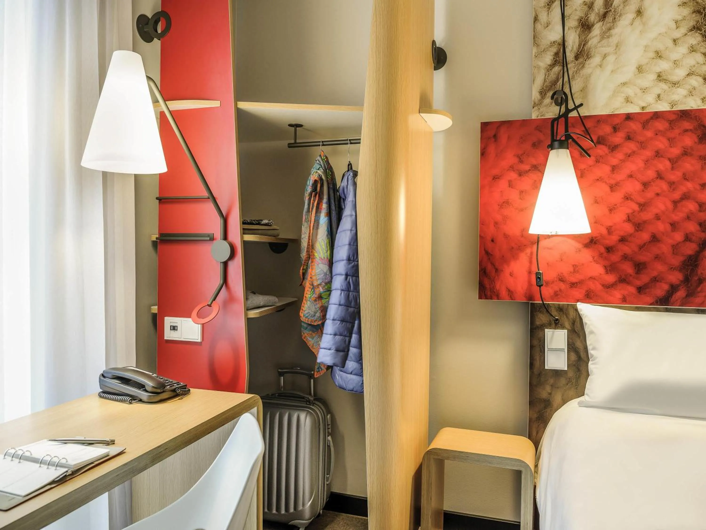 Bedroom, Bed in Ibis Berlin Hauptbahnhof