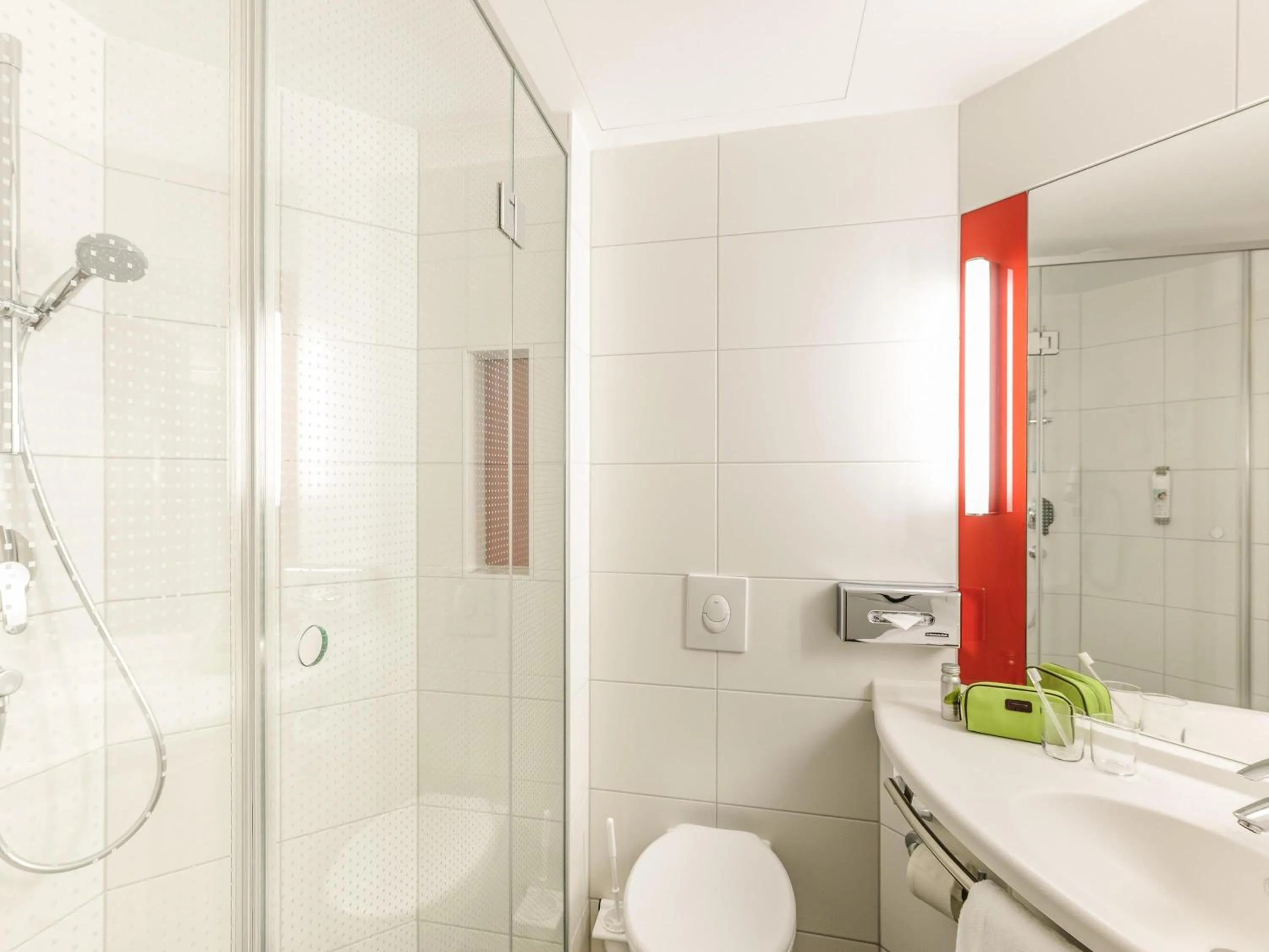 Bedroom in Ibis Berlin Hauptbahnhof