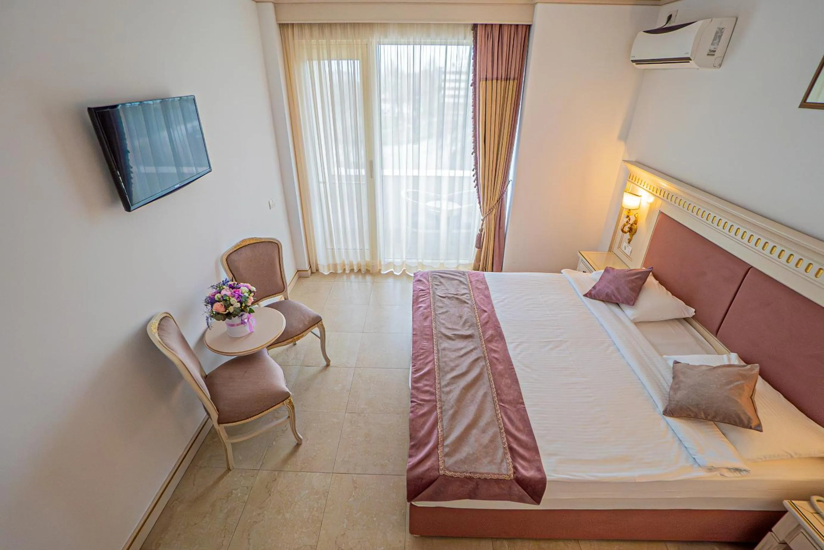 Bed in Hotel Sulina International
