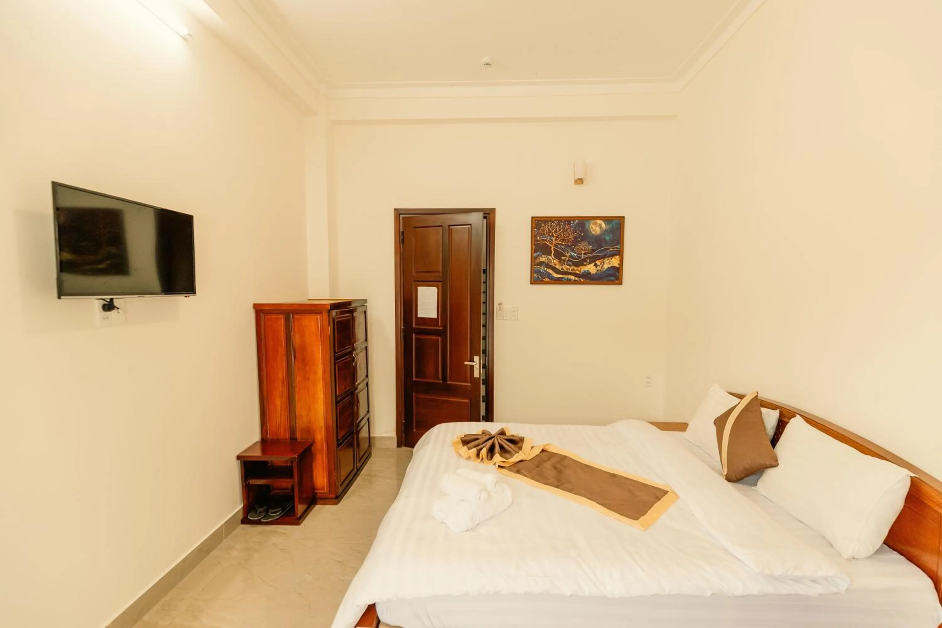 Communal lounge/ TV room, Bed in Lê Mùi Hotel - Apartment