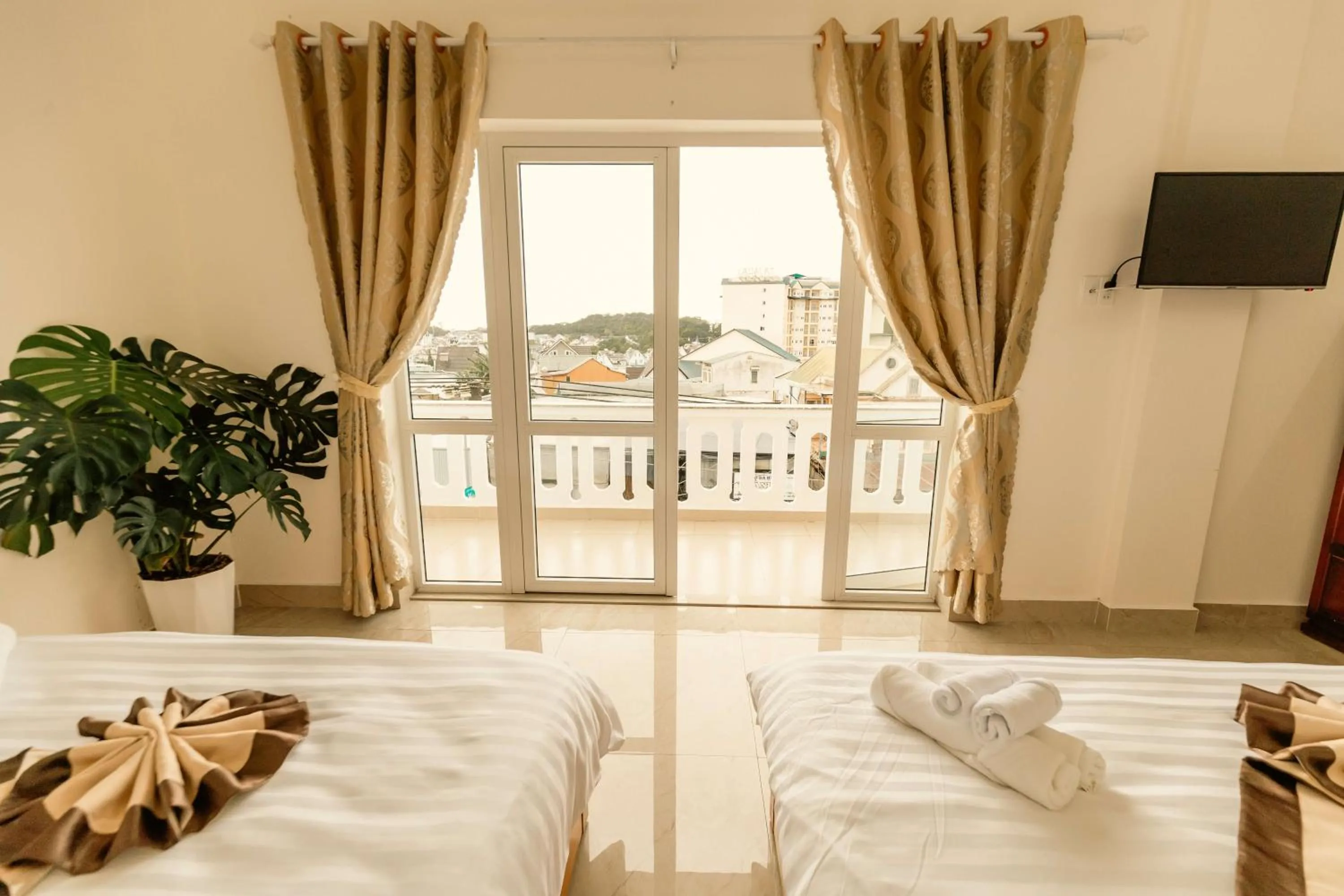 Balcony/Terrace, Bed in Lê Mùi Hotel - Apartment