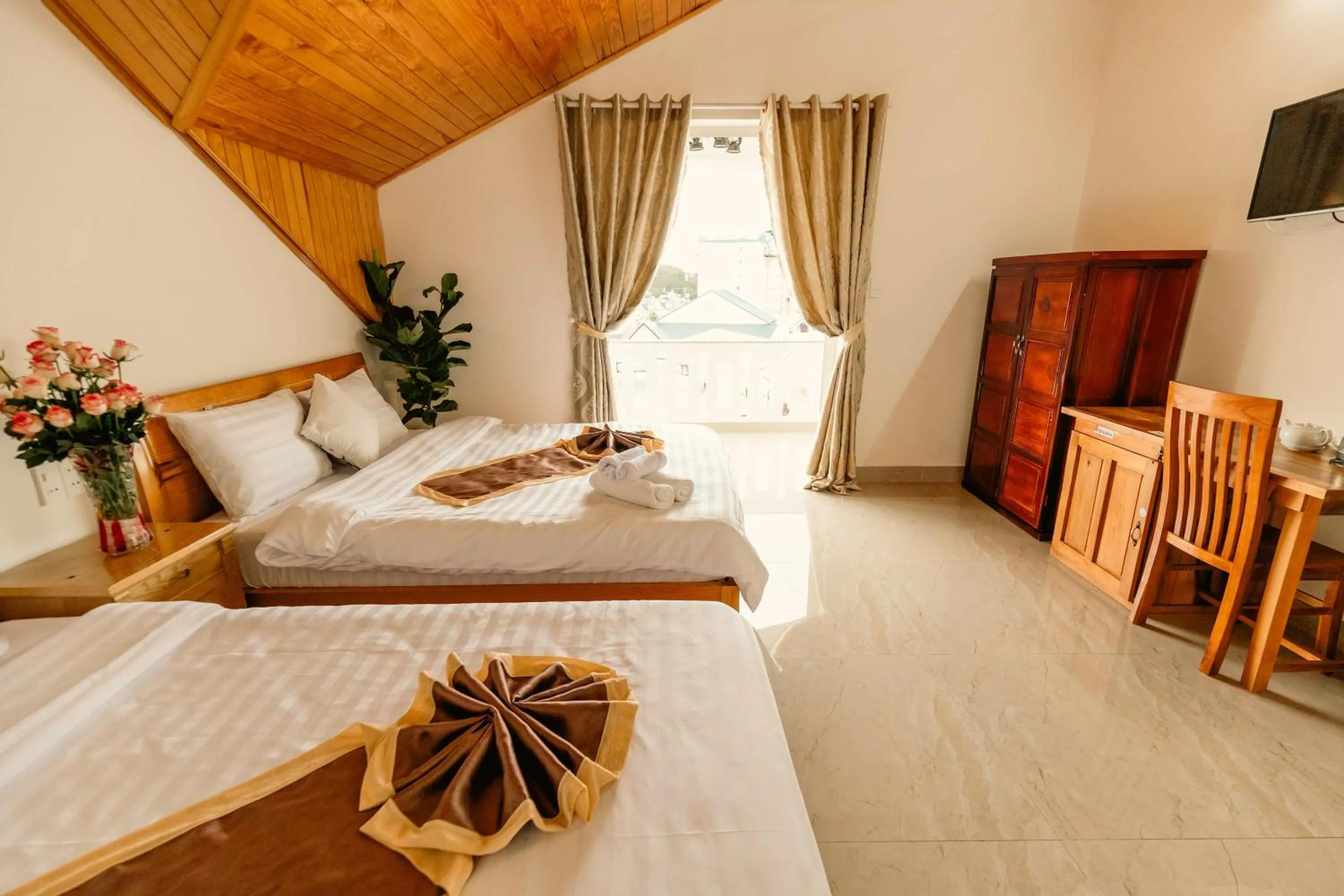 Communal lounge/ TV room, Bed in Lê Mùi Hotel - Apartment