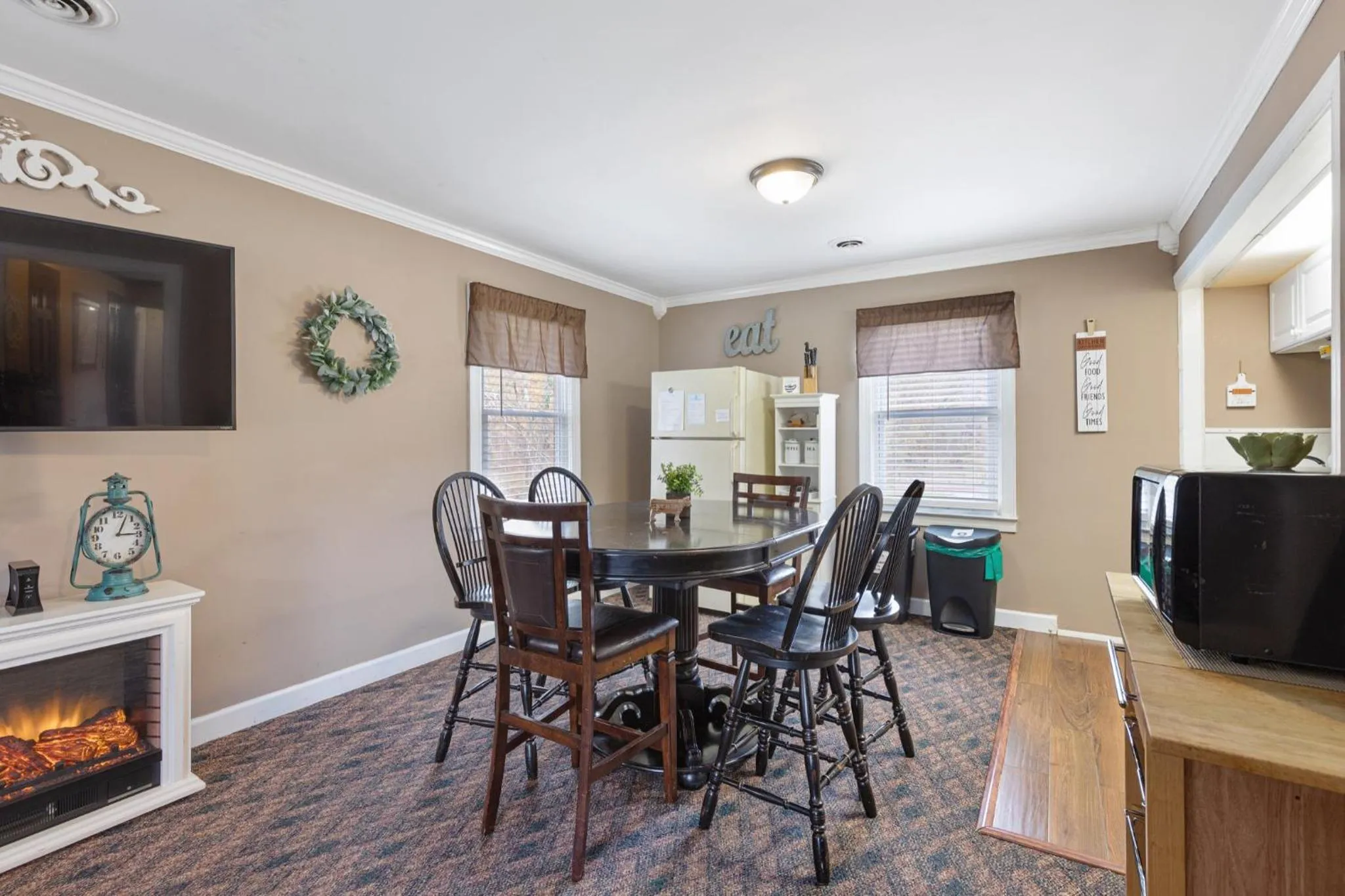 Dining area in Brenda Lee History 2BR Villa Pool Hot Tub