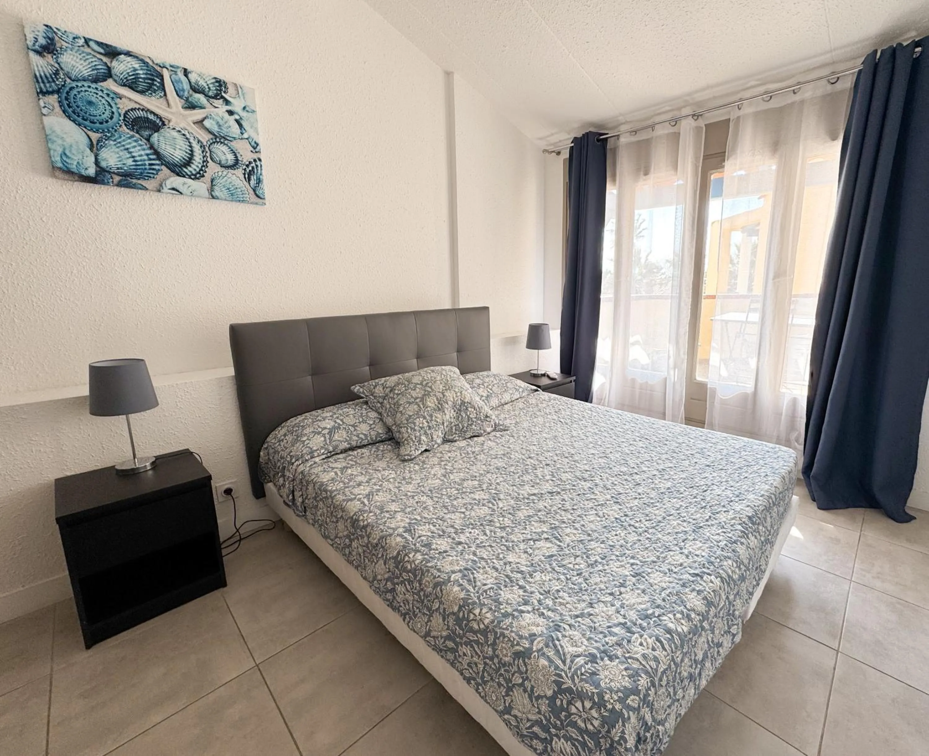 Bedroom, Bed in Malibu Village