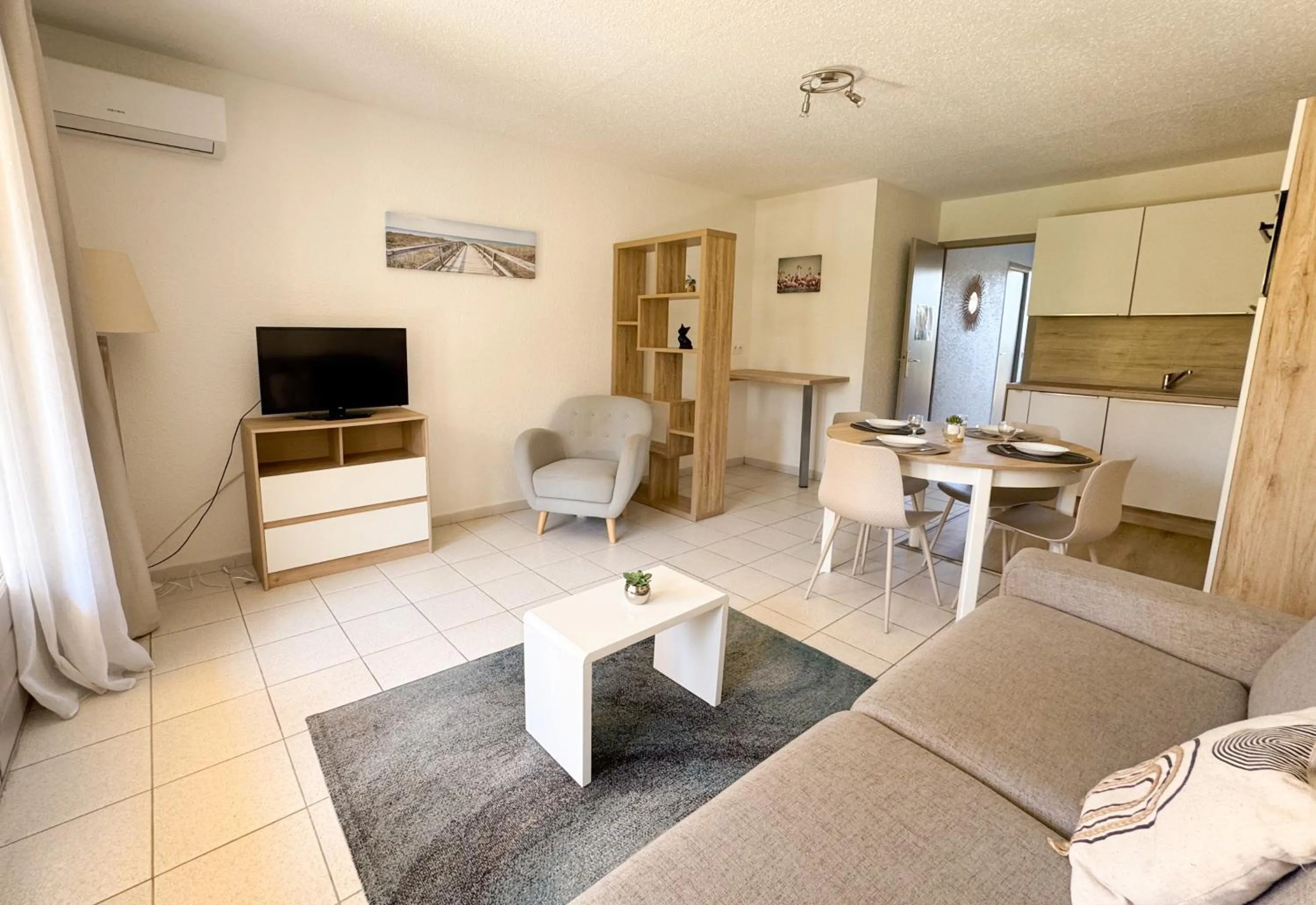 Kitchen or kitchenette in Malibu Village