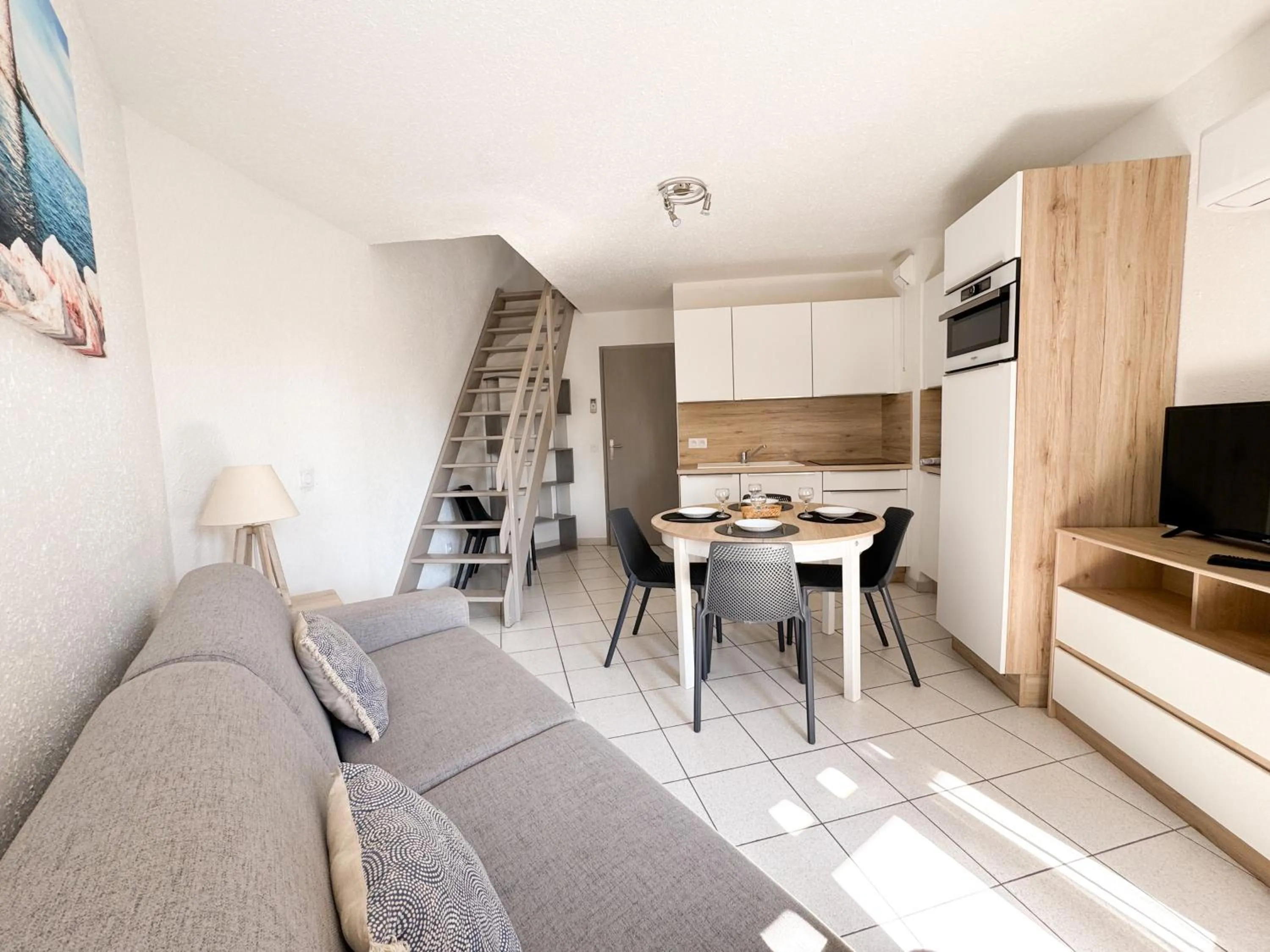 Kitchen or kitchenette in Malibu Village