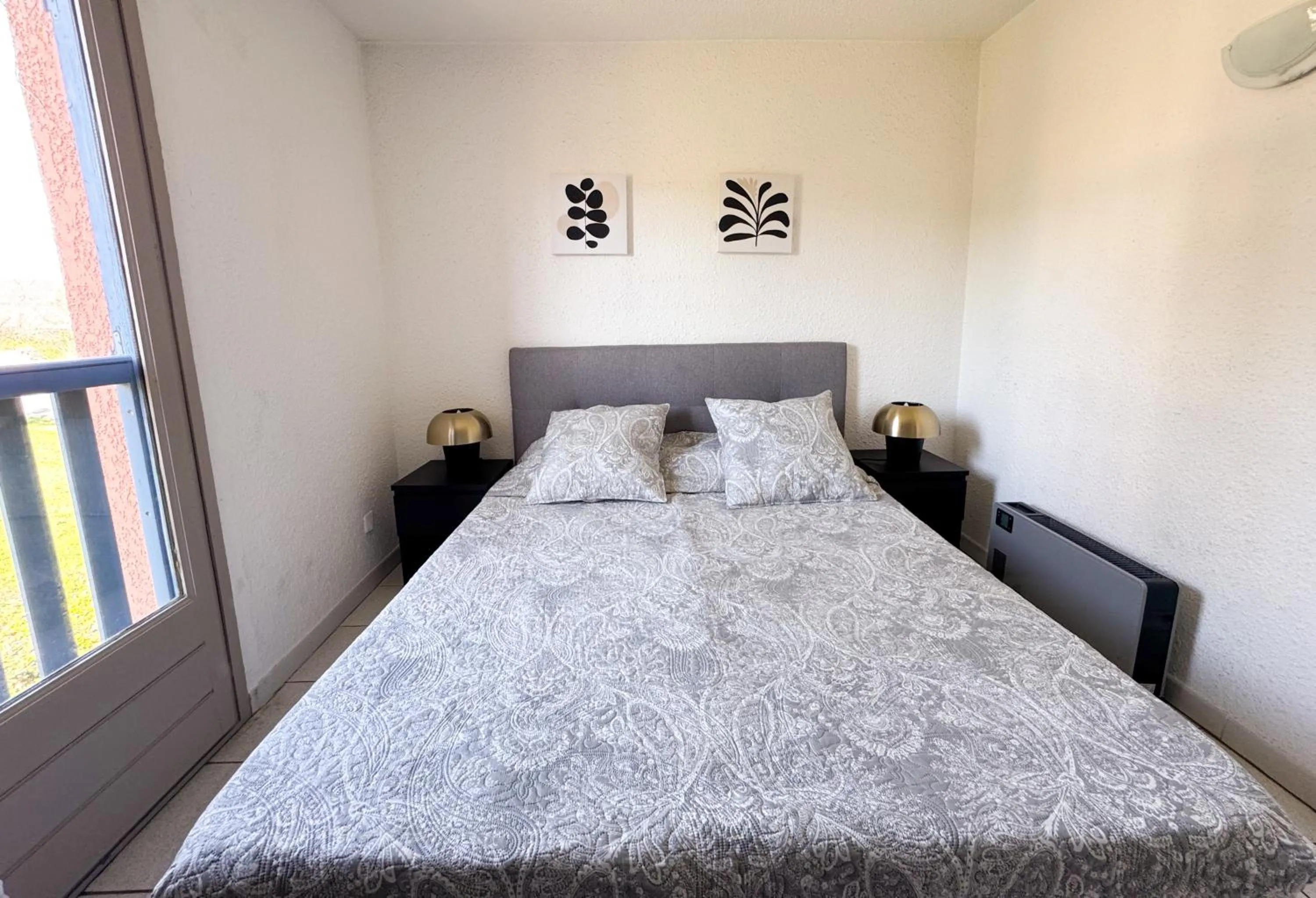 Bedroom, Bed in Malibu Village