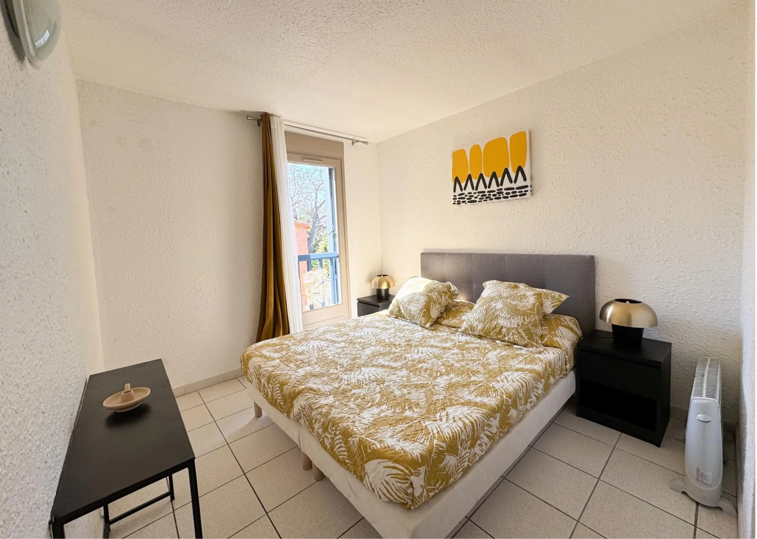 Bedroom, Bed in Malibu Village