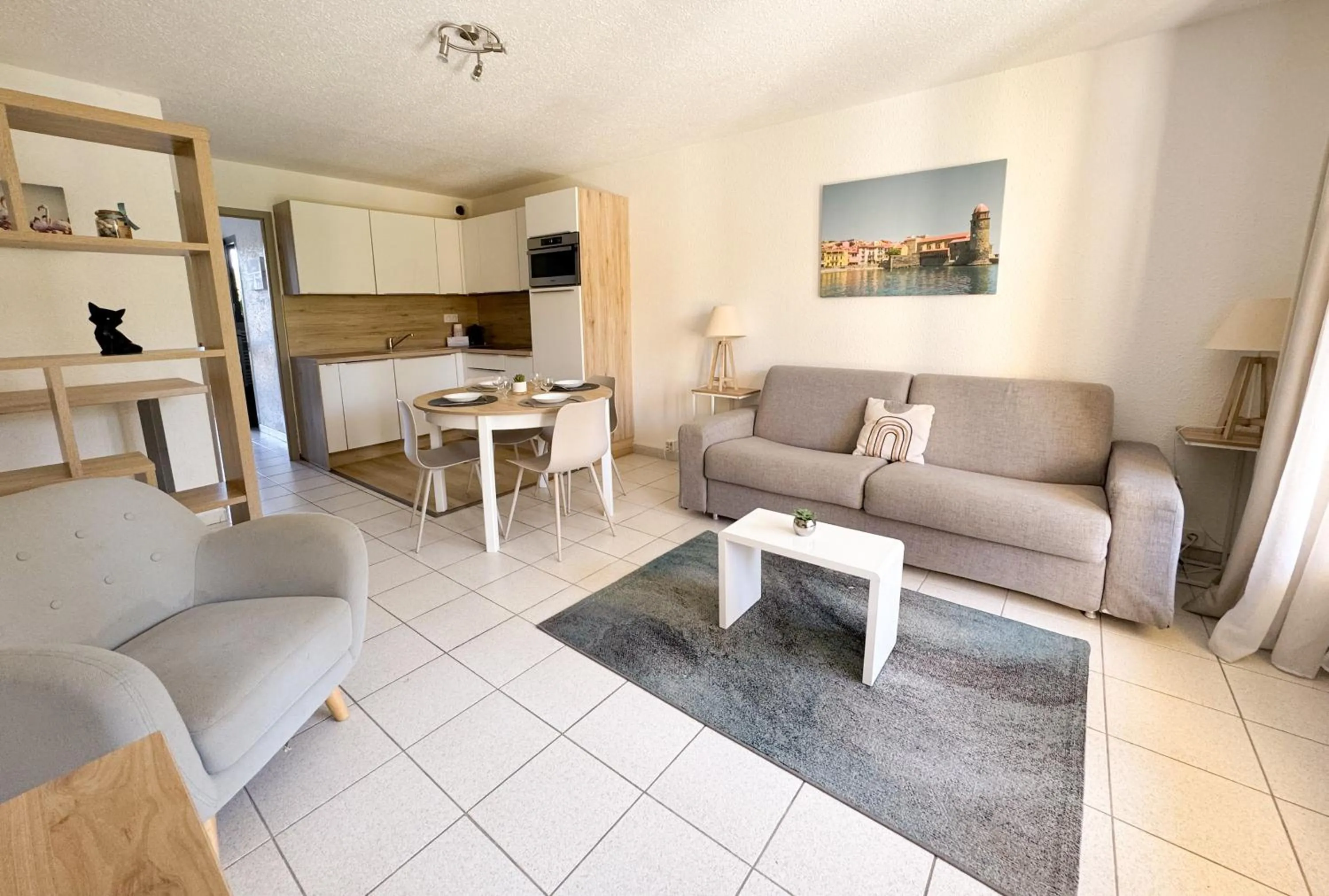 Kitchen or kitchenette in Malibu Village