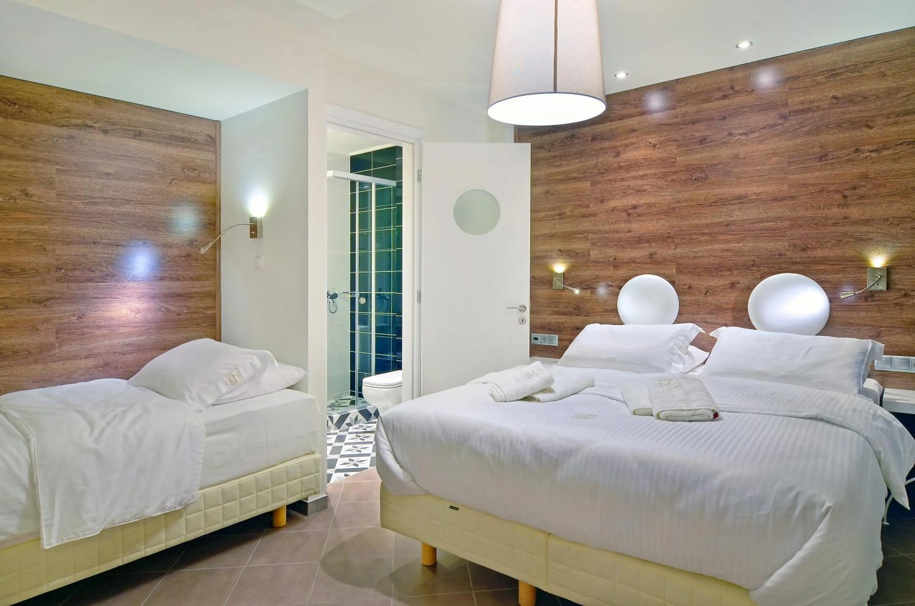 Photo of the whole room, Bed in Z Inn Ioannina