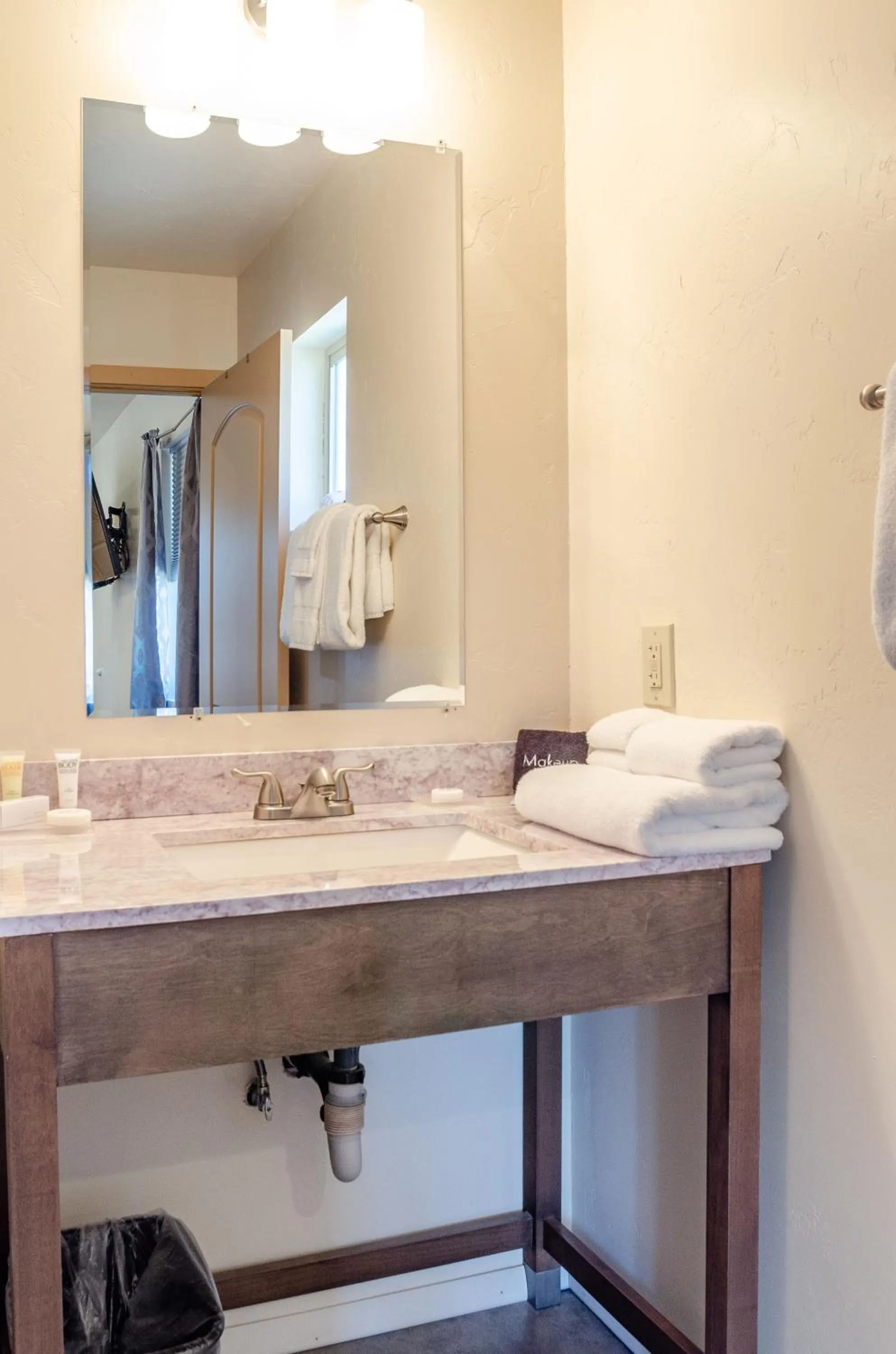 Mountain Ridge Cabins & Lodging Between Bryce and Zion National Park