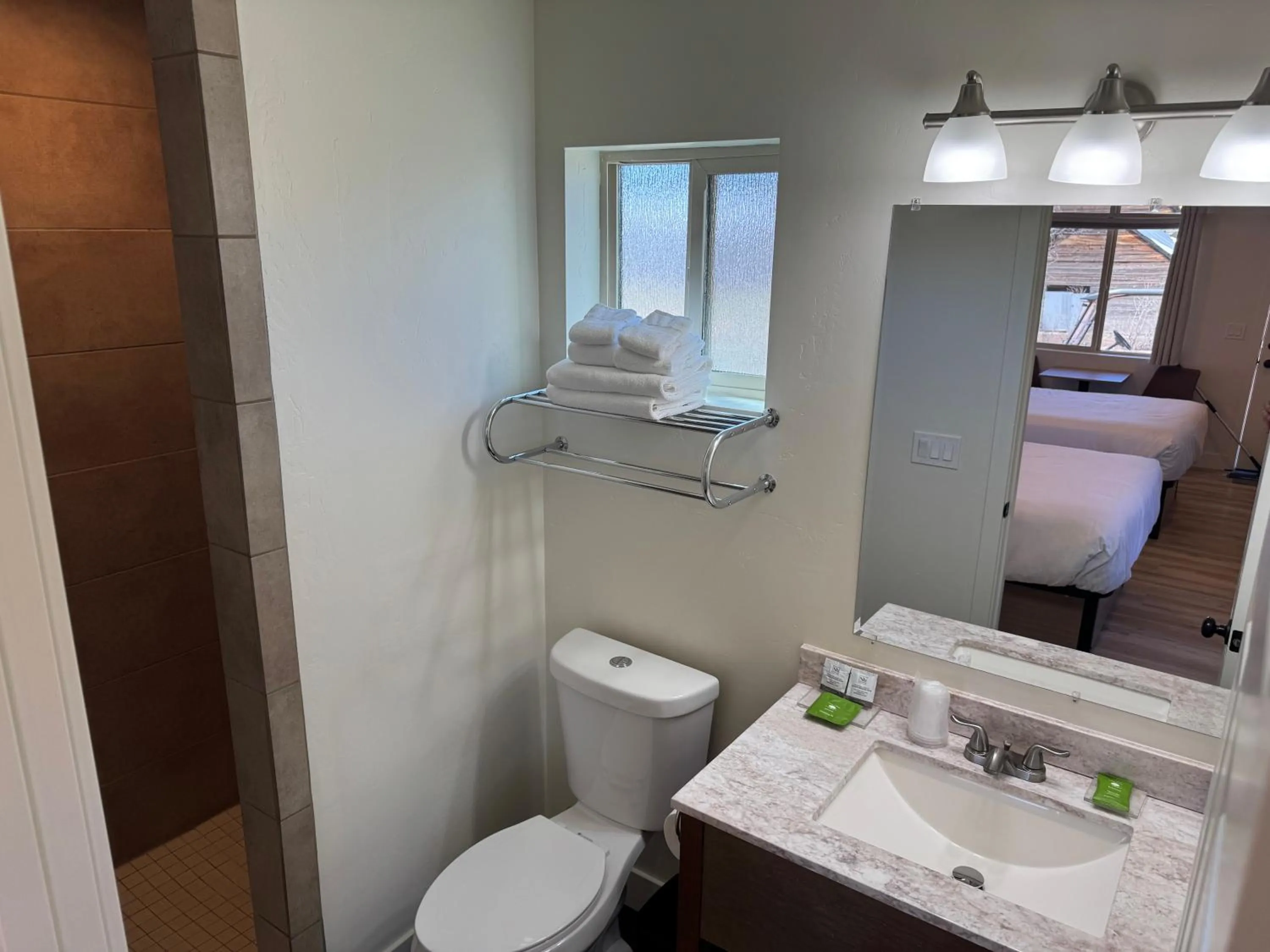 Mountain Ridge Cabins & Lodging Between Bryce and Zion National Park