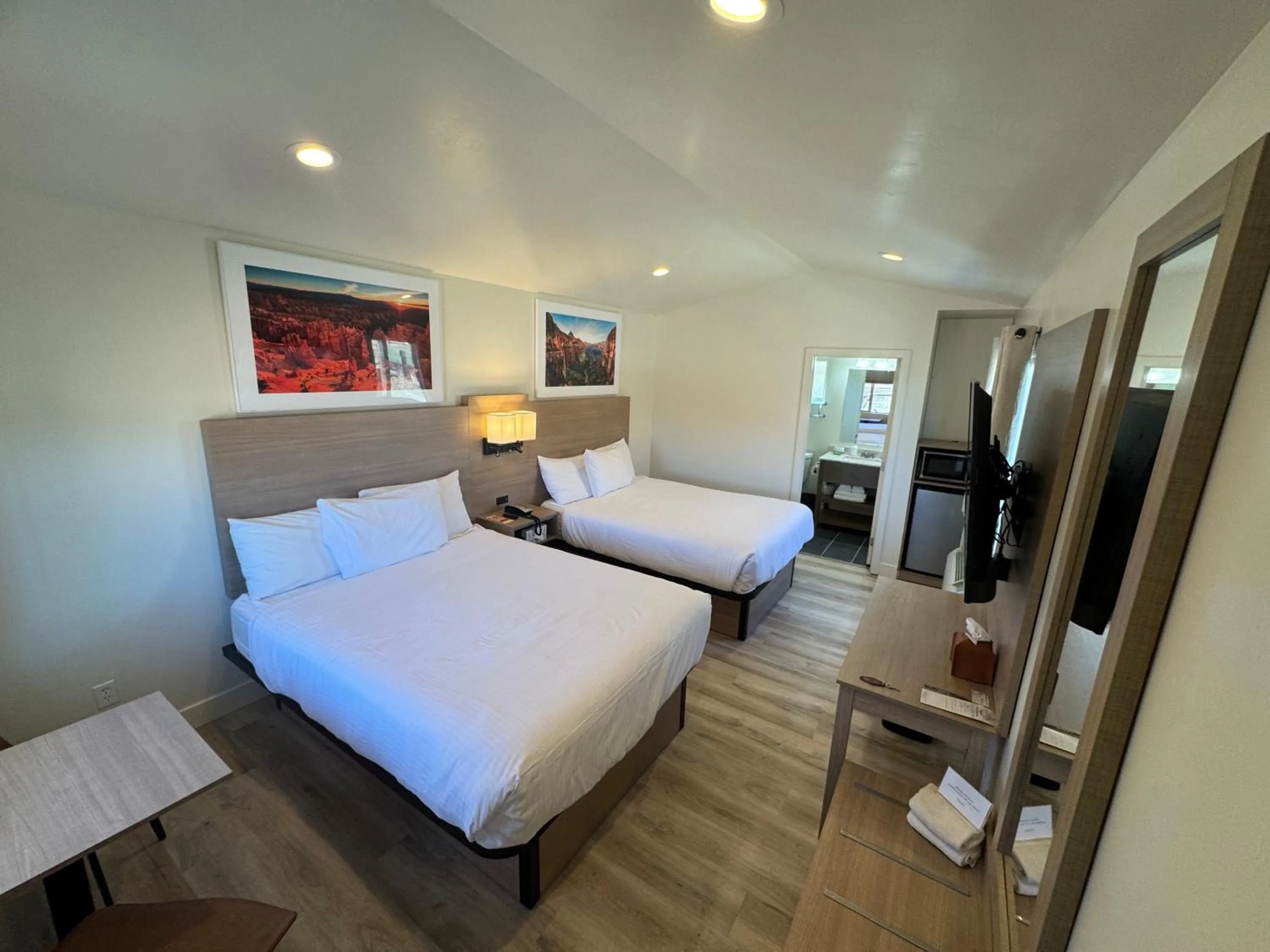 Bedroom, Bed in Mountain Ridge Cabins & Lodging Between Bryce and Zion National Park