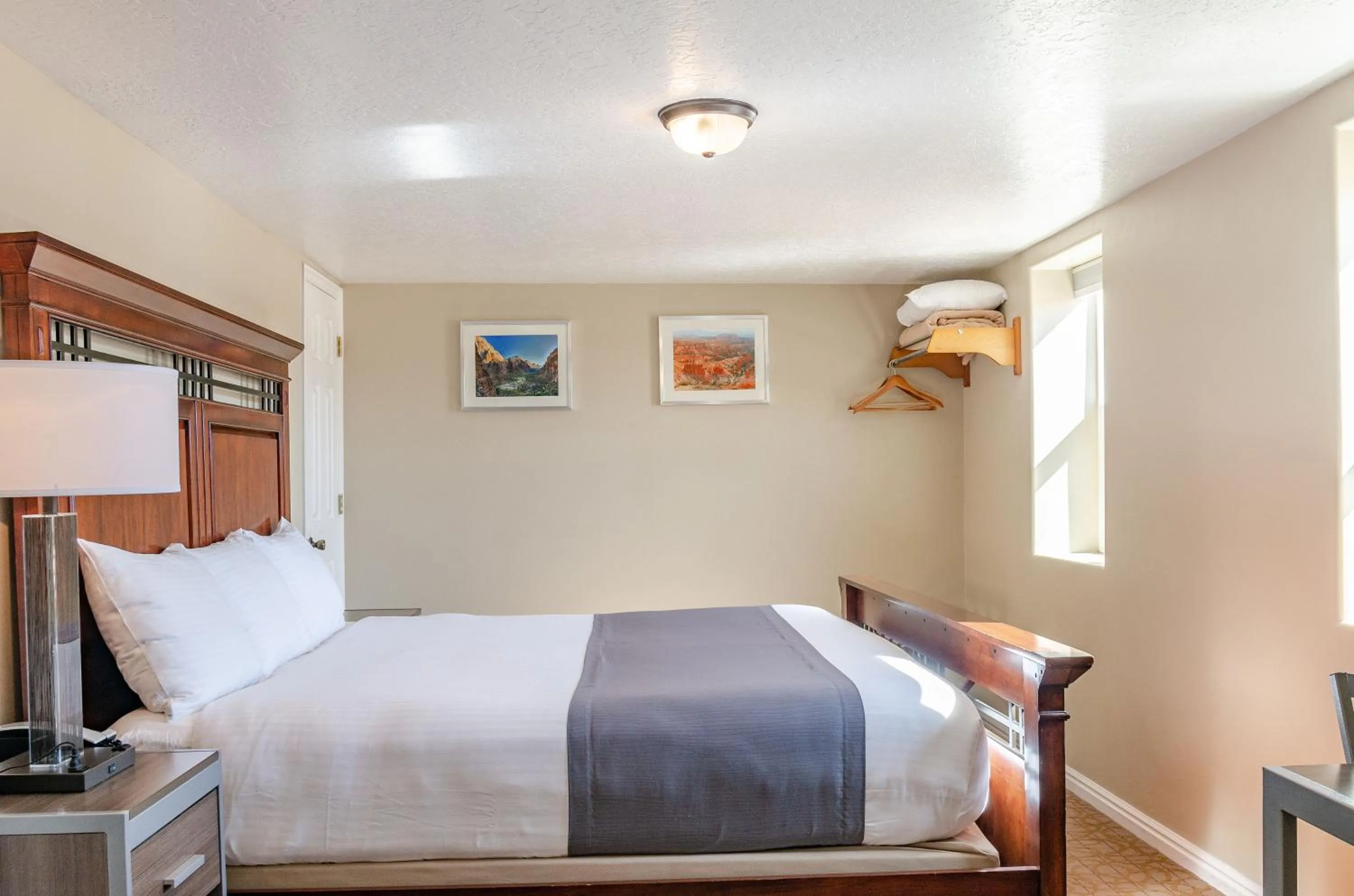 Bed in Mountain Ridge Cabins & Lodging Between Bryce and Zion National Park